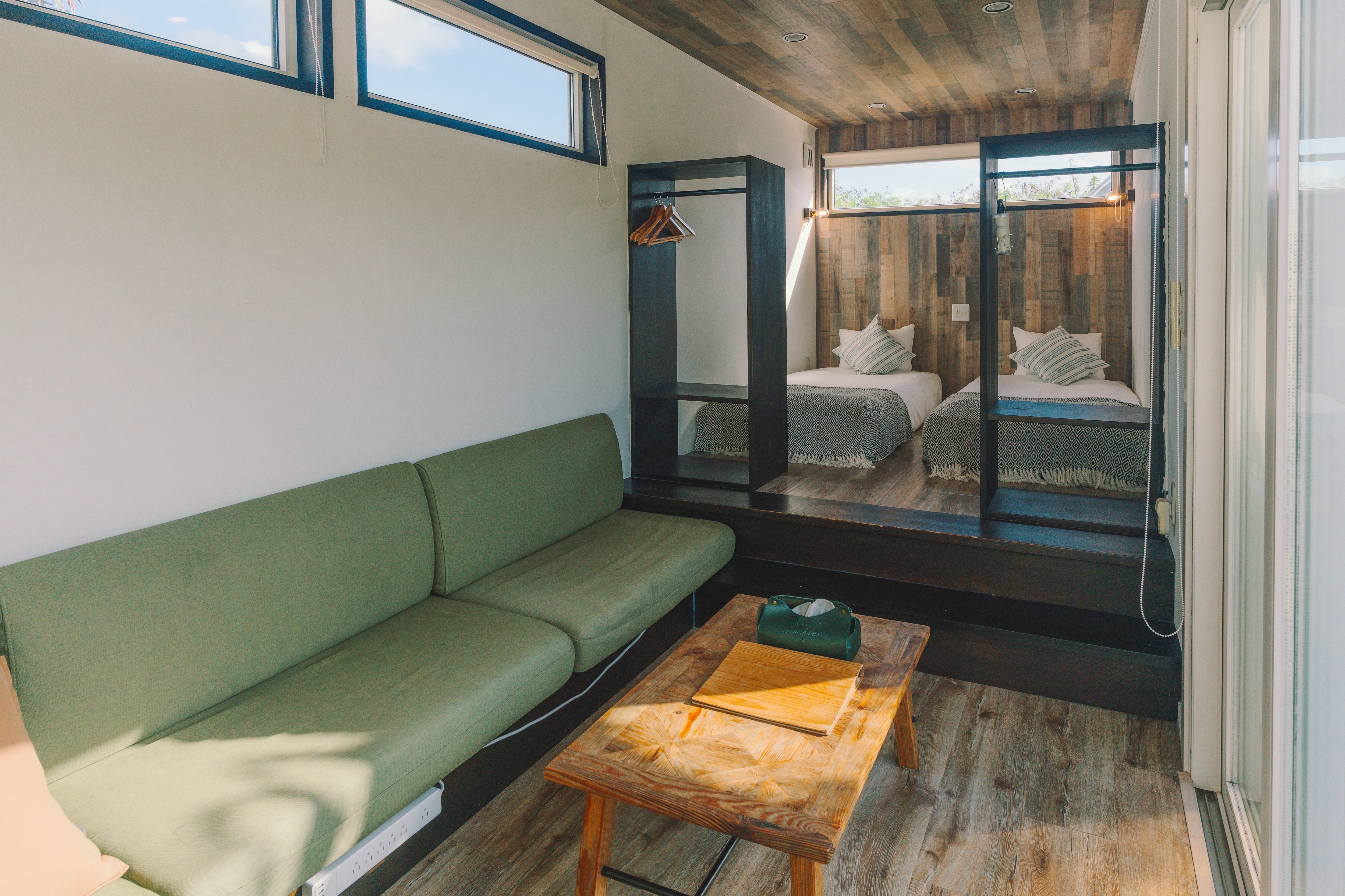 【4 bed cabin】 거실 / 큰 창문에서 빛이 들어오는 밝은 실내