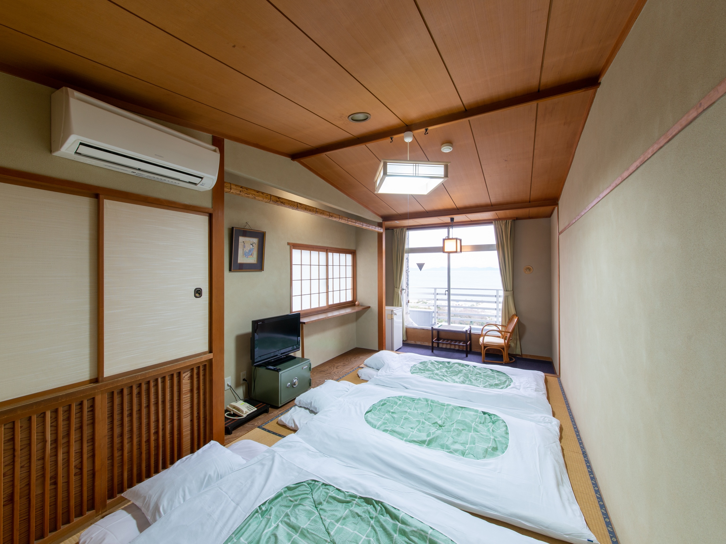 Japanese-style triple room, no bath or toilet, futon