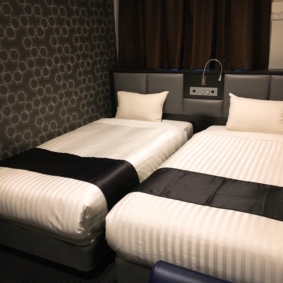 Twin room ｜ It is a twin room with a size of 20㎡. The bed uses a Simmons bed.