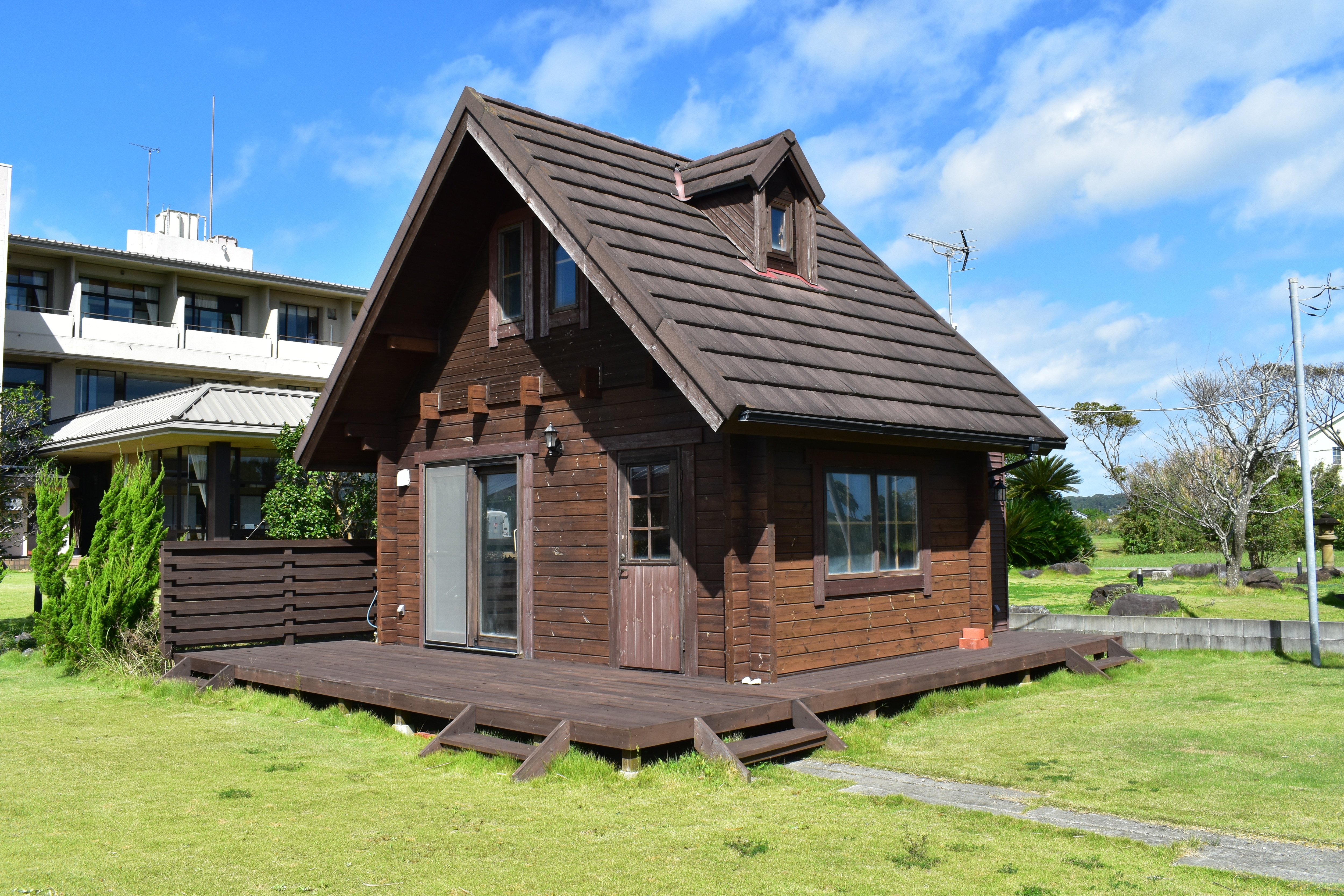 มุมมองเต็มๆ ของบ้านไม้ซุง