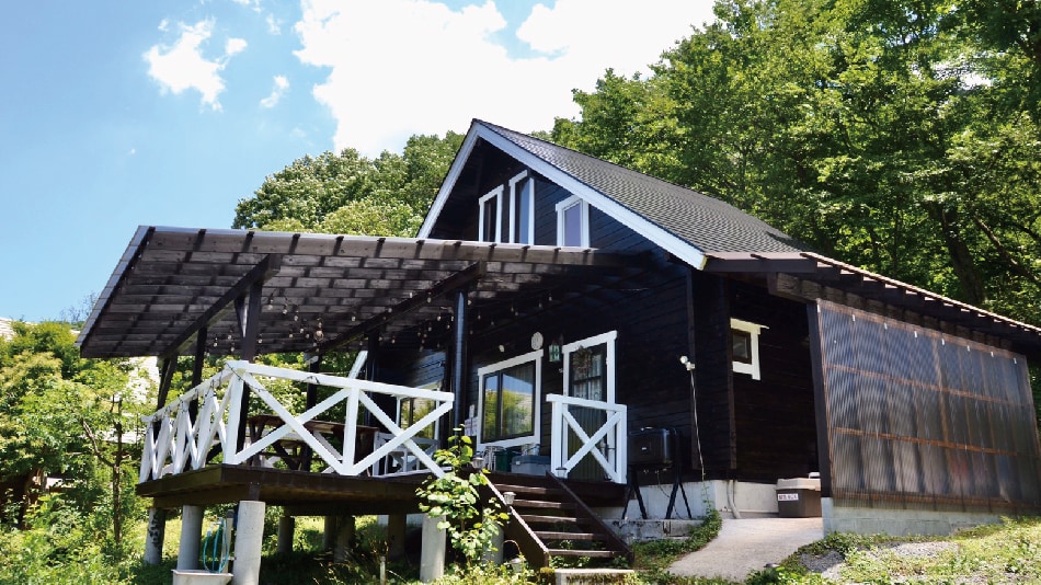 [Green log] Appearance. Log house for up to 8 people.