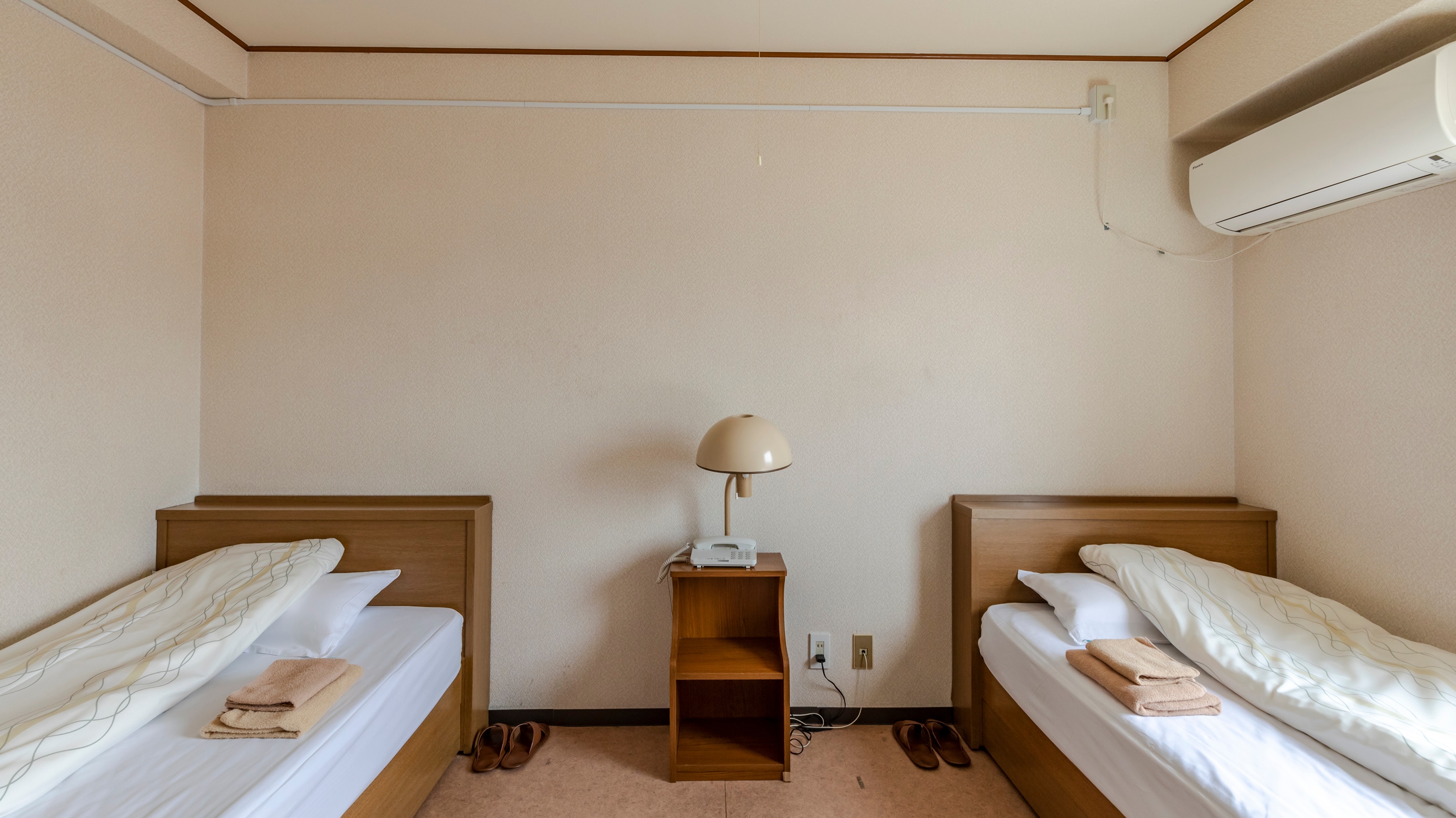 Twin room (shared bathroom and toilet)