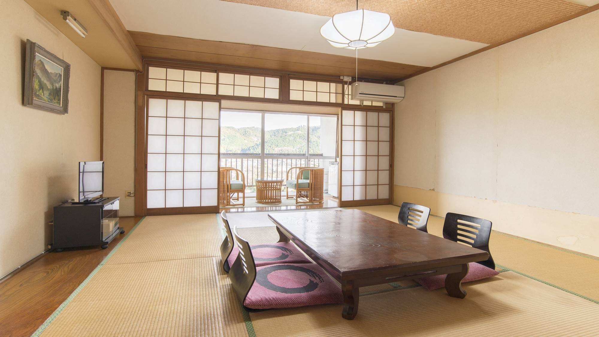 * [Room (Japanese-style room, 10 tatami mats)] This room offers a view of the mountains, whose appearance changes between morning and evening.