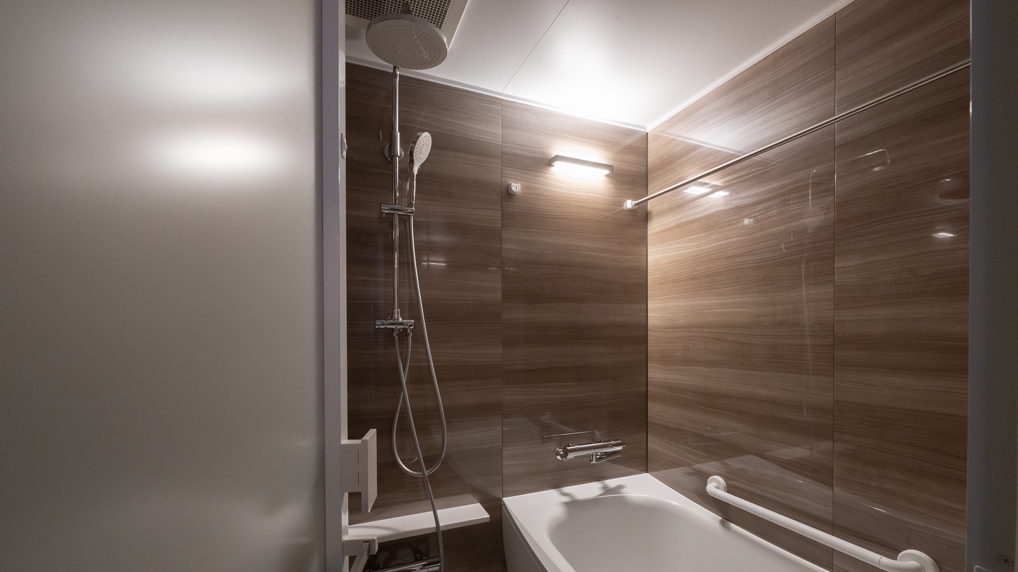 [Premier Twin/Bathroom] Bath with washing area (with overhead shower)