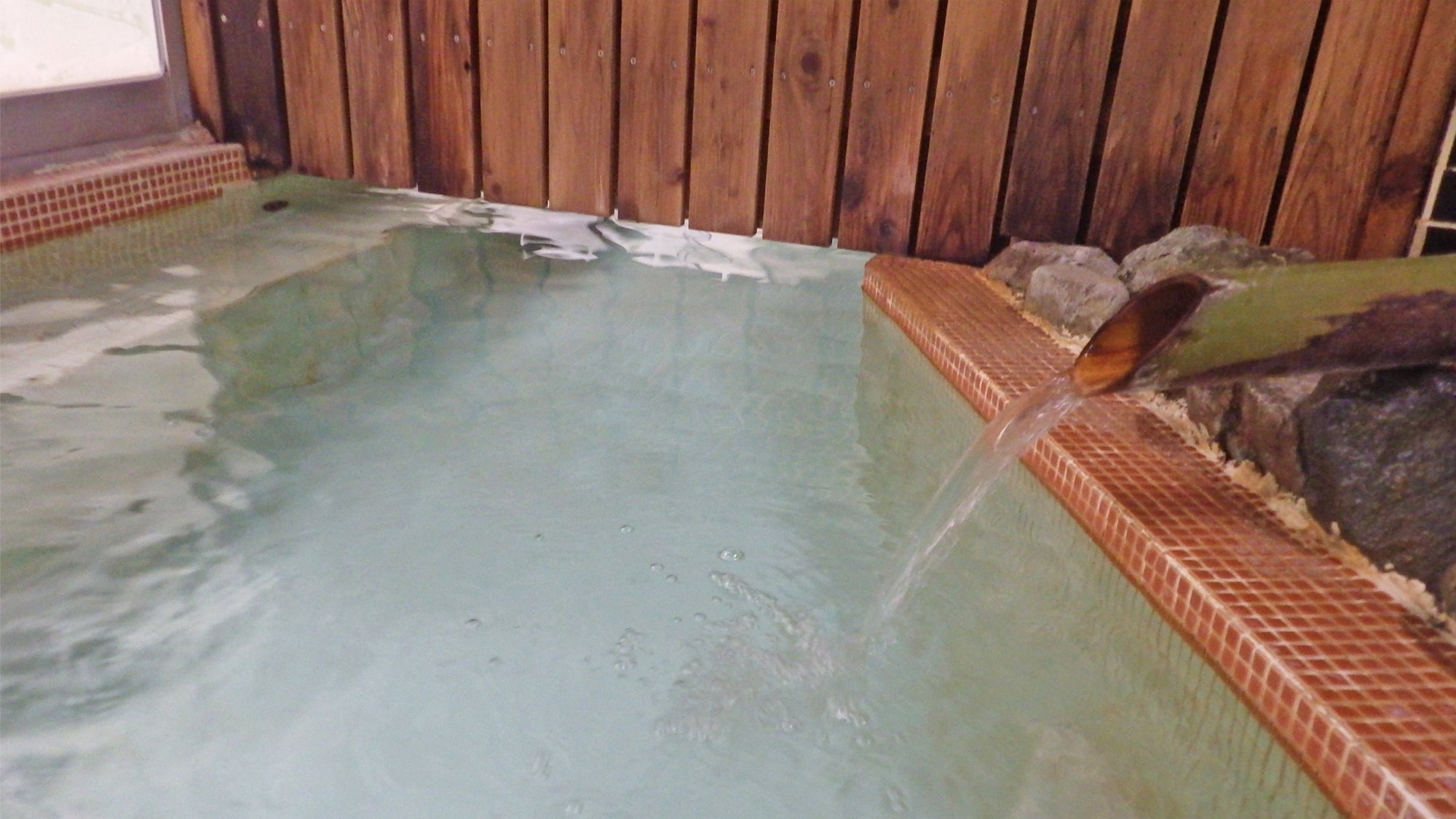 *Large communal bath/hot spring water is flowing directly from the source. The water temperature is kept lukewarm so that you can take it slowly.
