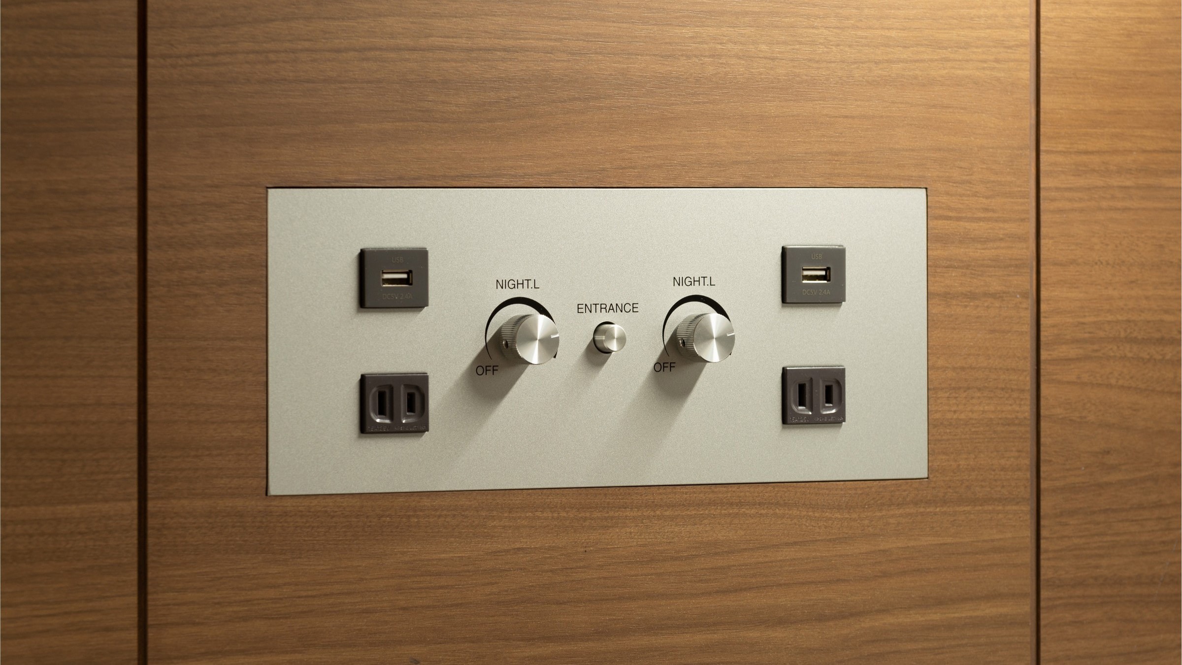 ・ <All rooms> USB and outlets are also installed at the bedside.