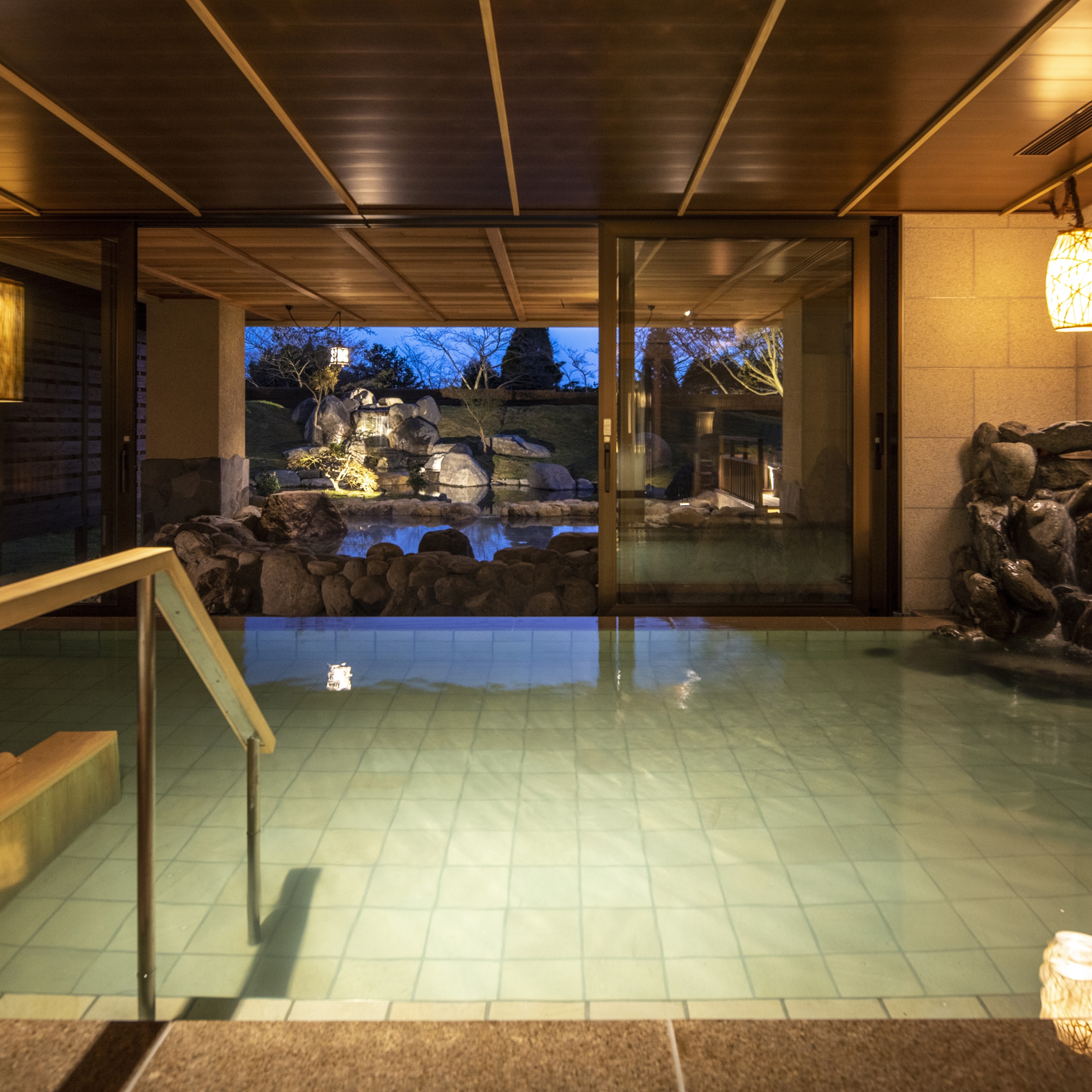 [Large communal bath for men] Indoor bath