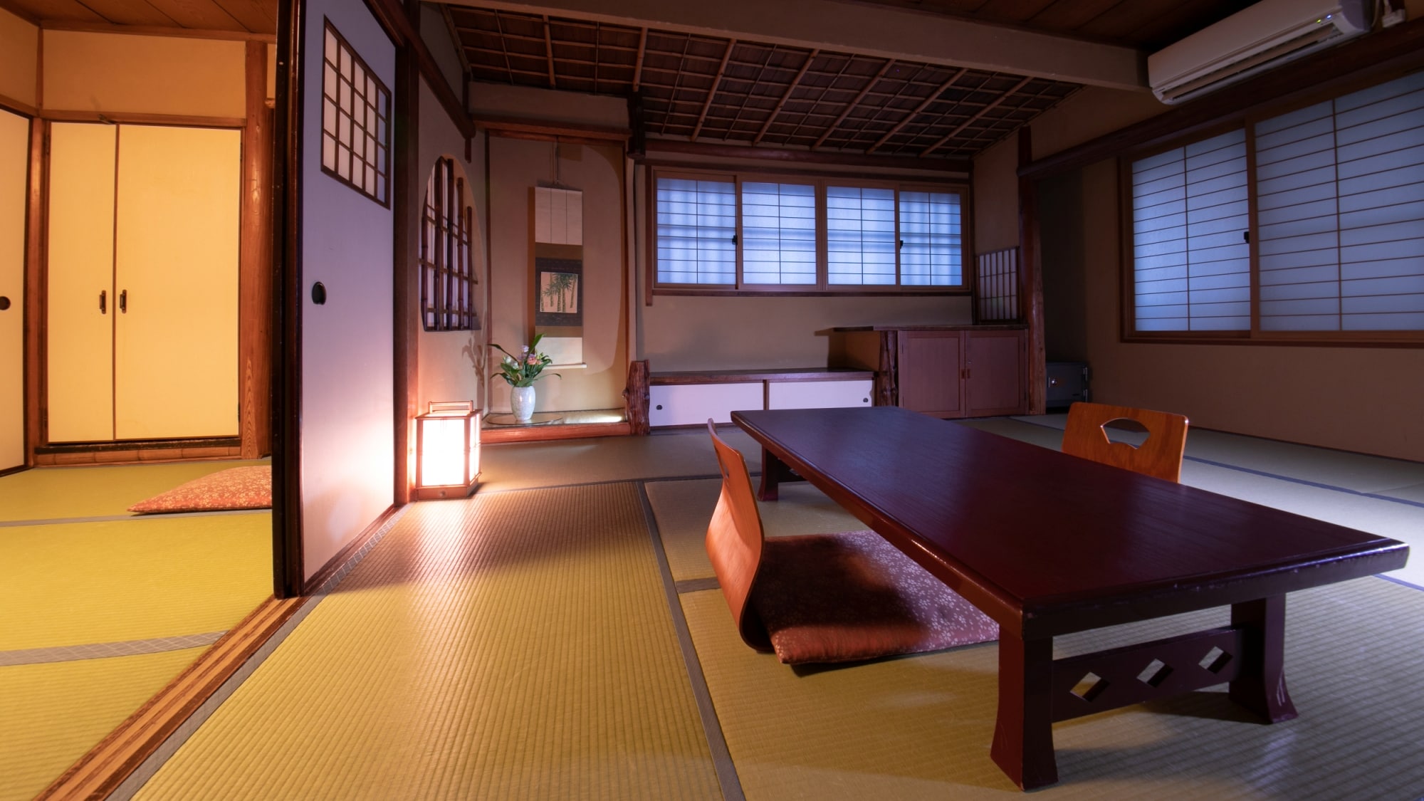 A slightly larger room ideal for families and friends. [Japanese-style room without bath or toilet] [Group room]