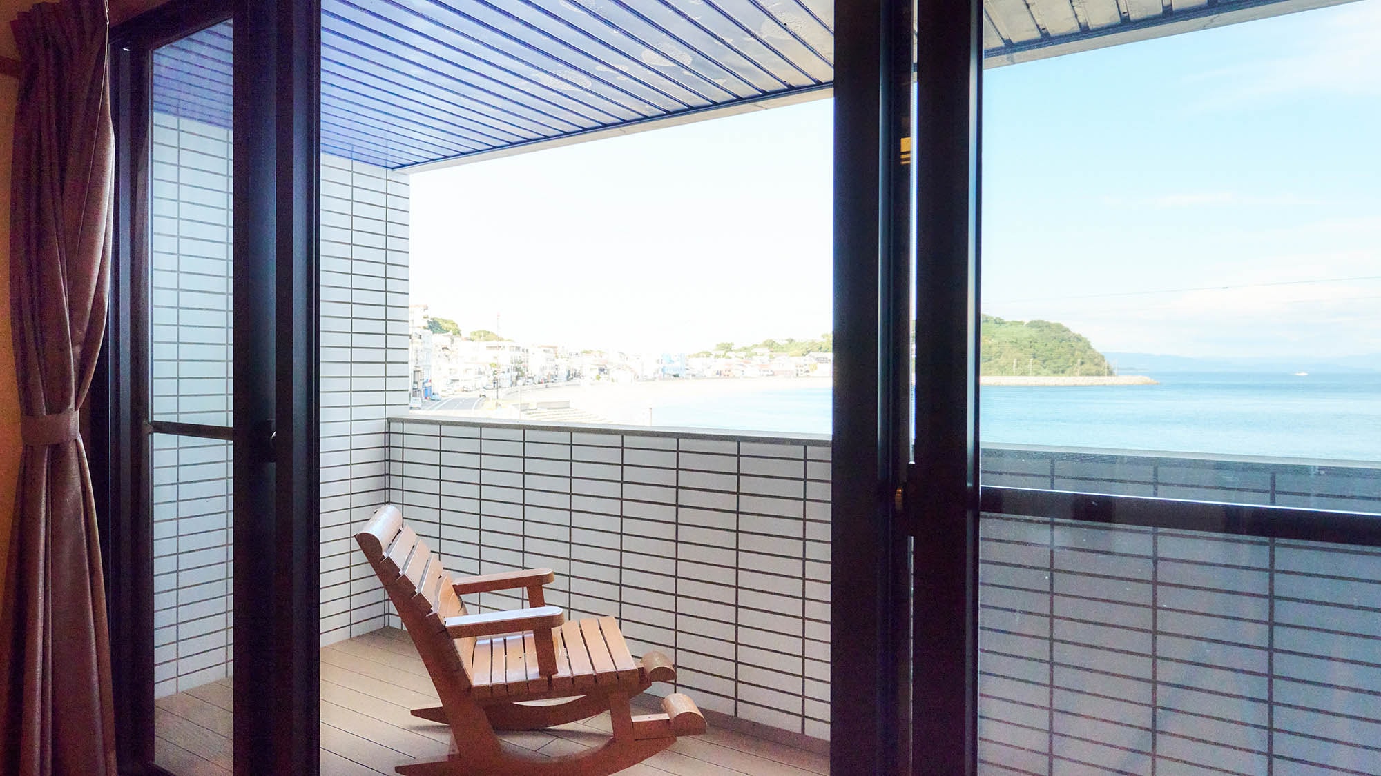 ・[Guest Room/Rainbow] Enjoy a relaxing time gazing at the blue sky and sea, feeling the pleasant breeze and the sound of the waves.