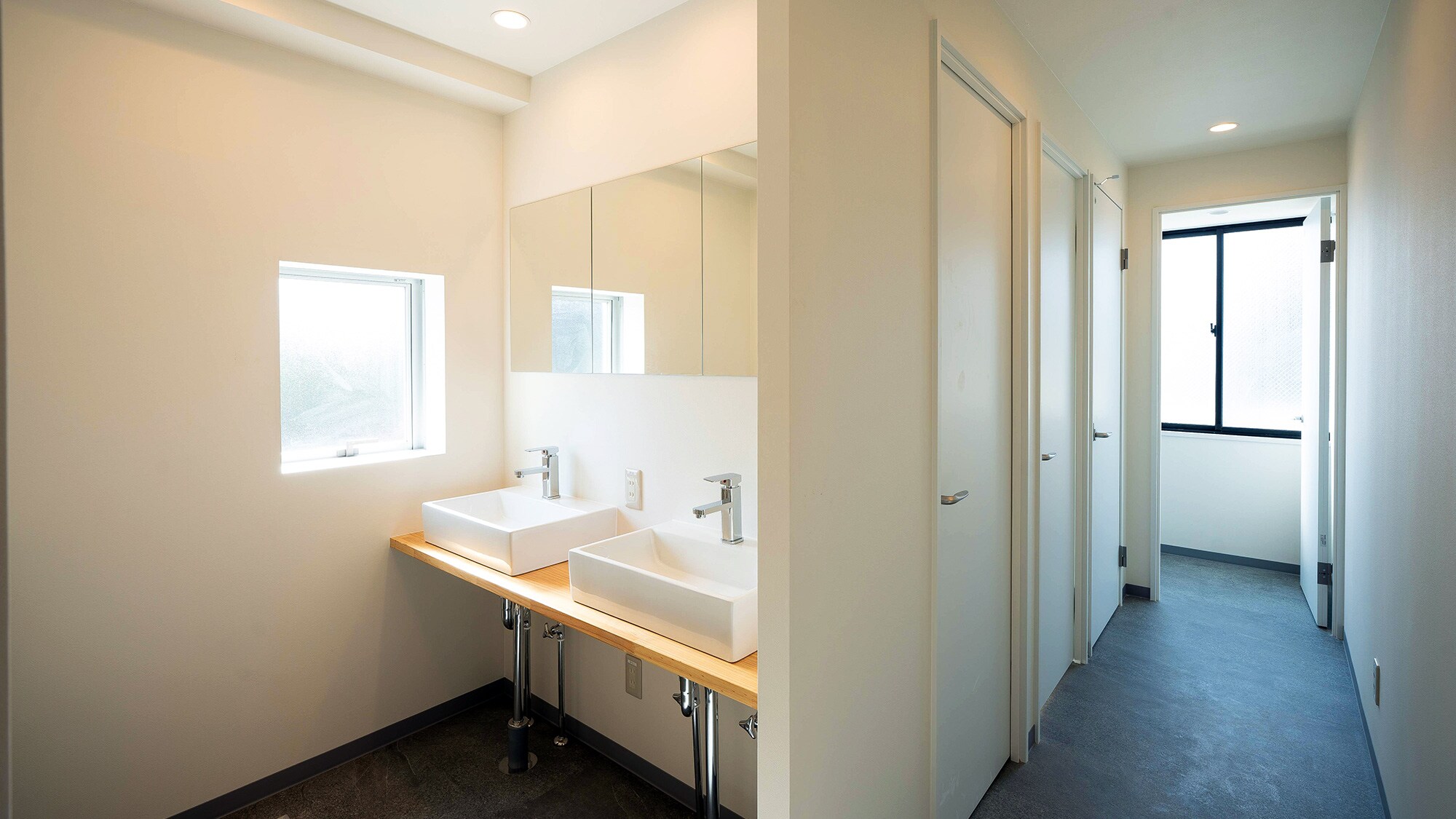 ・[ห้องน้ำผู้หญิง] ห้องน้ำสีขาวสะอาดตาที่สาวๆ จะต้องชอบ สามารถใช้งานได้สะดวกสบาย