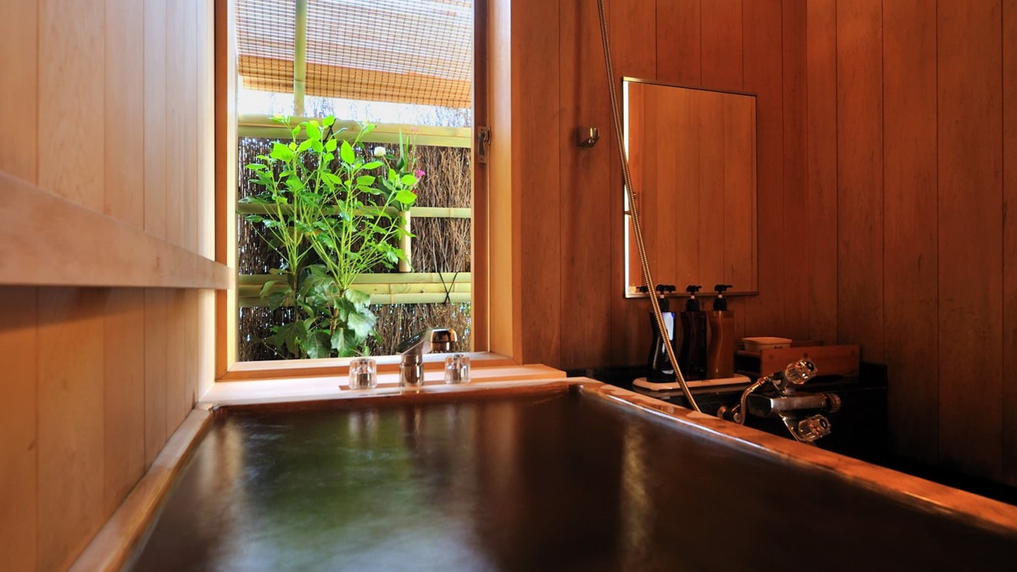 Enjoy the cypress bath at Senkeien Garden's "Cypress Room" and the skin-beautifying waters of Kaminoyama Onsen all to yourself