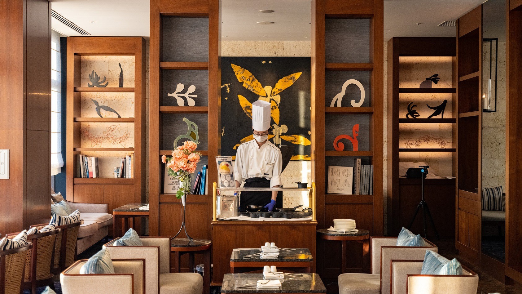 [Club Lounge] Saat sarapan, Anda dapat menikmati omelet yang dibuat langsung oleh chef.
