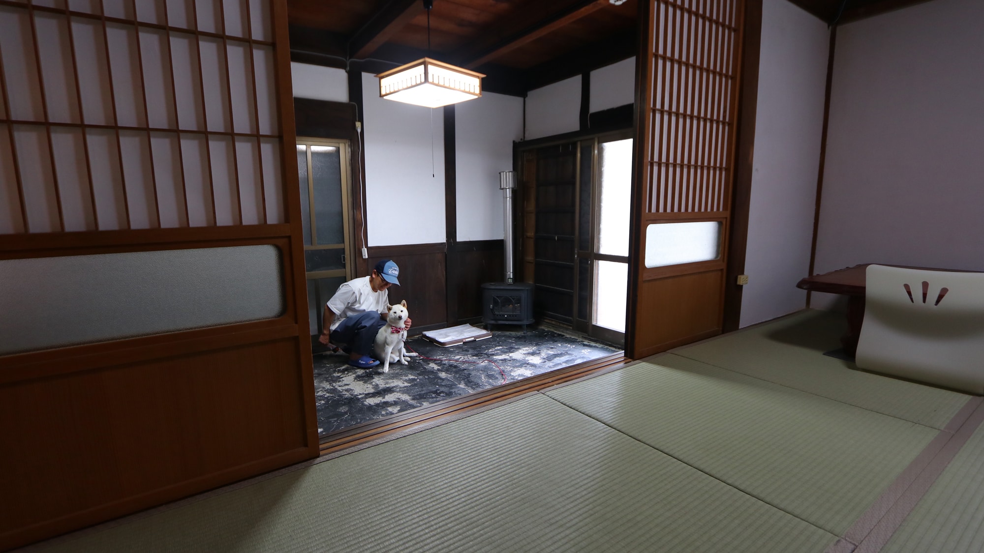 [Main building] [Inside the building]