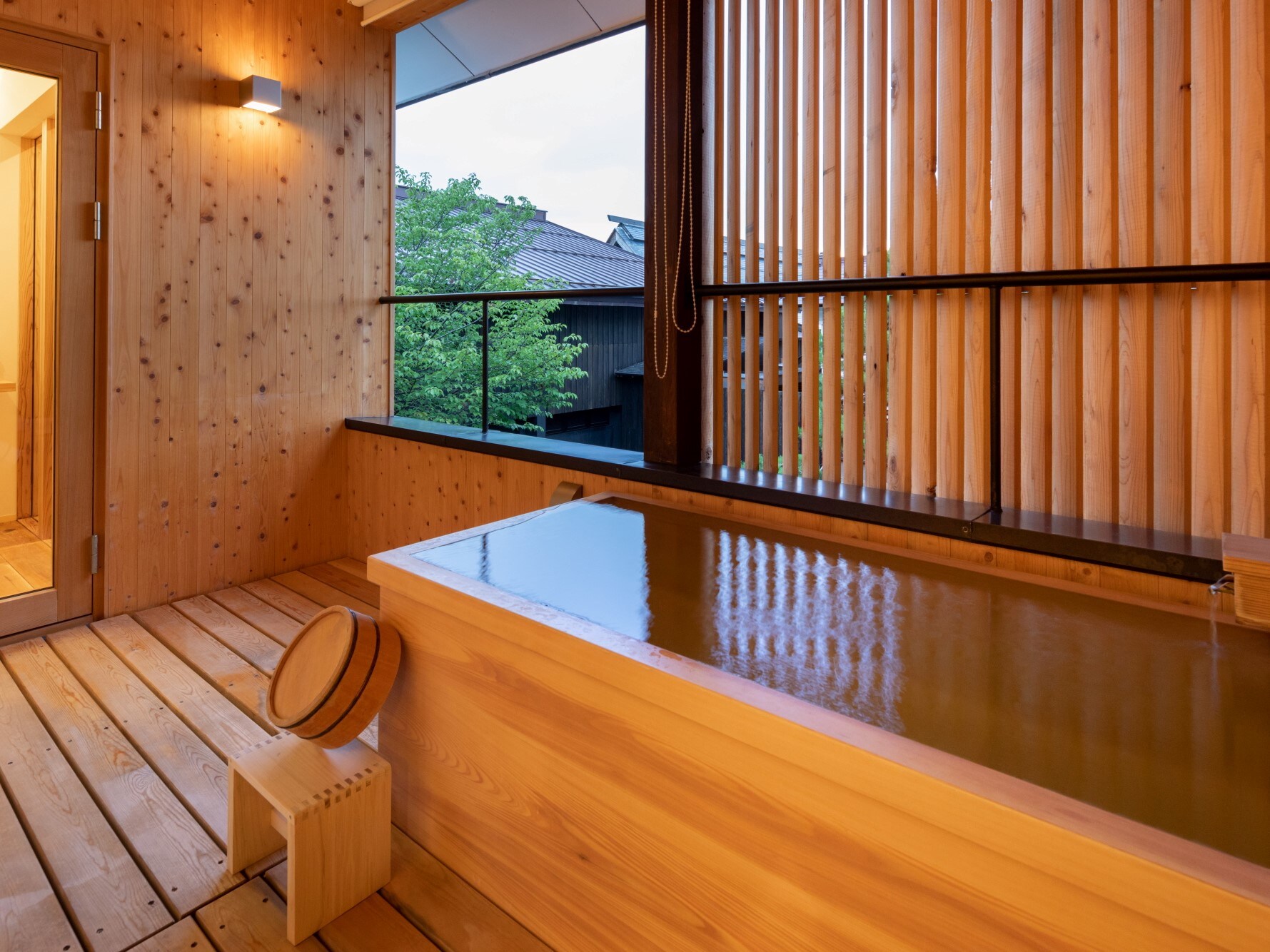 [SAKURA04] The 2nd floor is an open-air bath of cypress