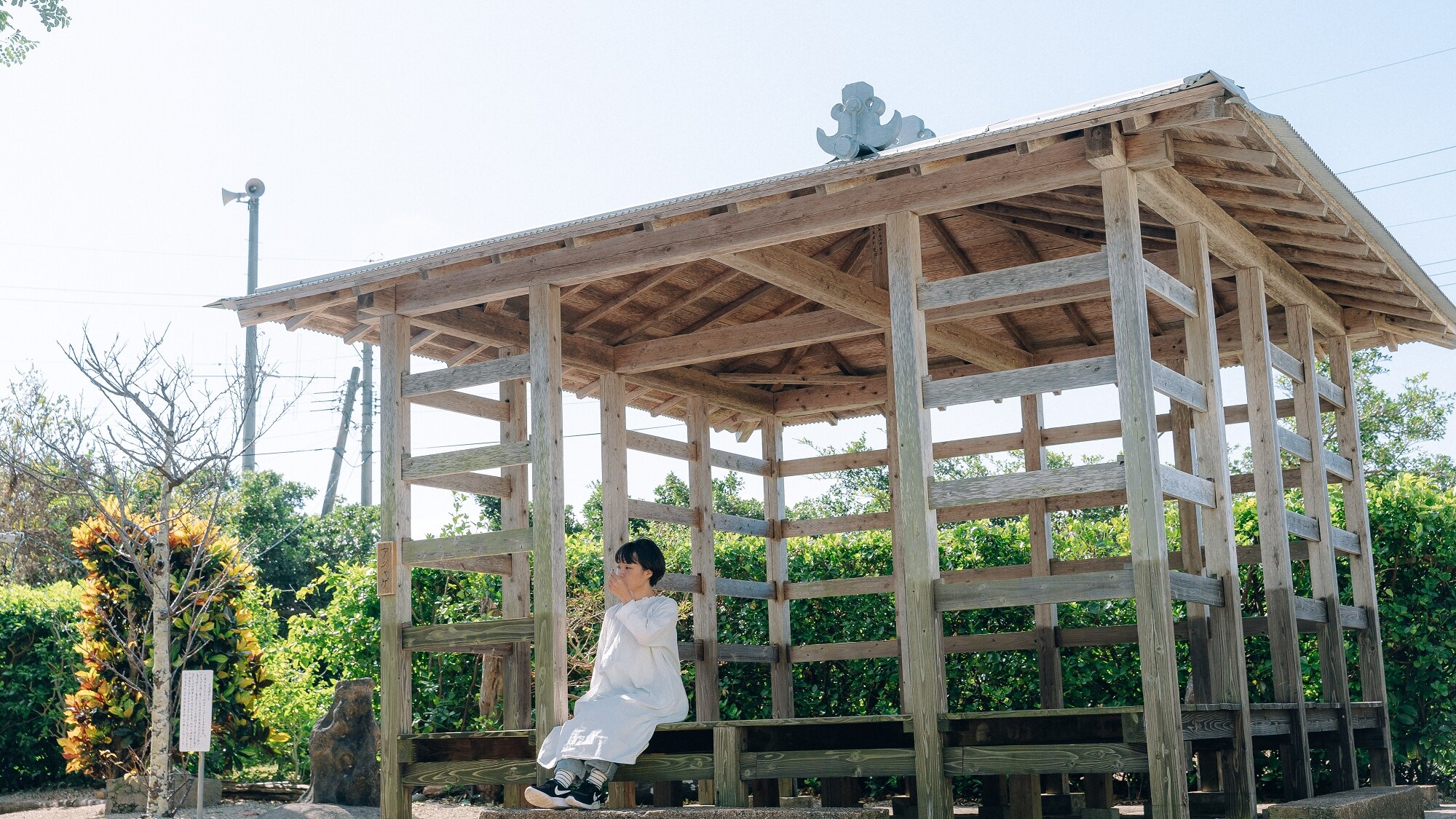 <Inn with a roof that looks like the sea> You can take a leisurely stroll through the village and experience the traditions, culture, and history of the island.