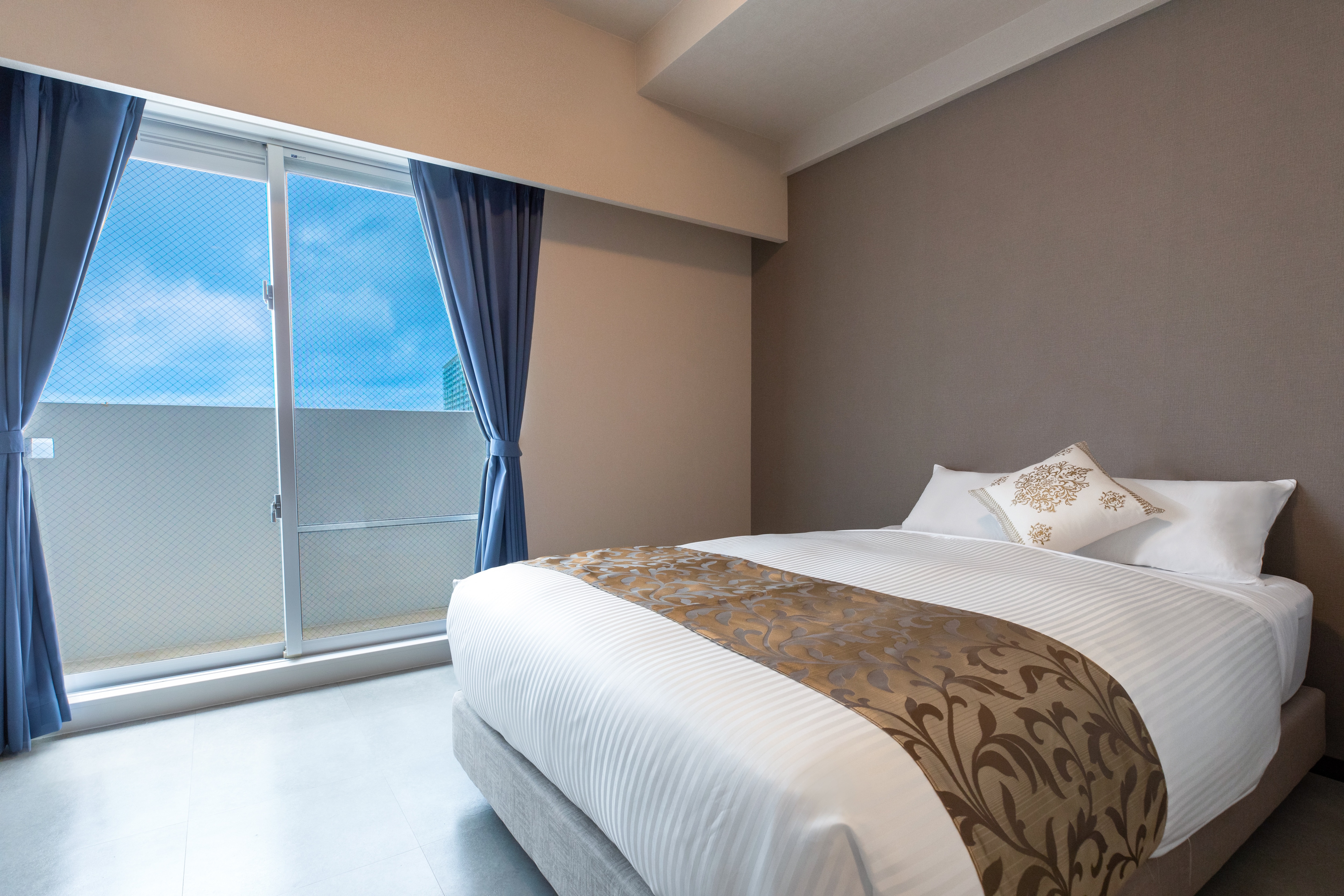 Double room ♪ You can see the outside from the balcony.
