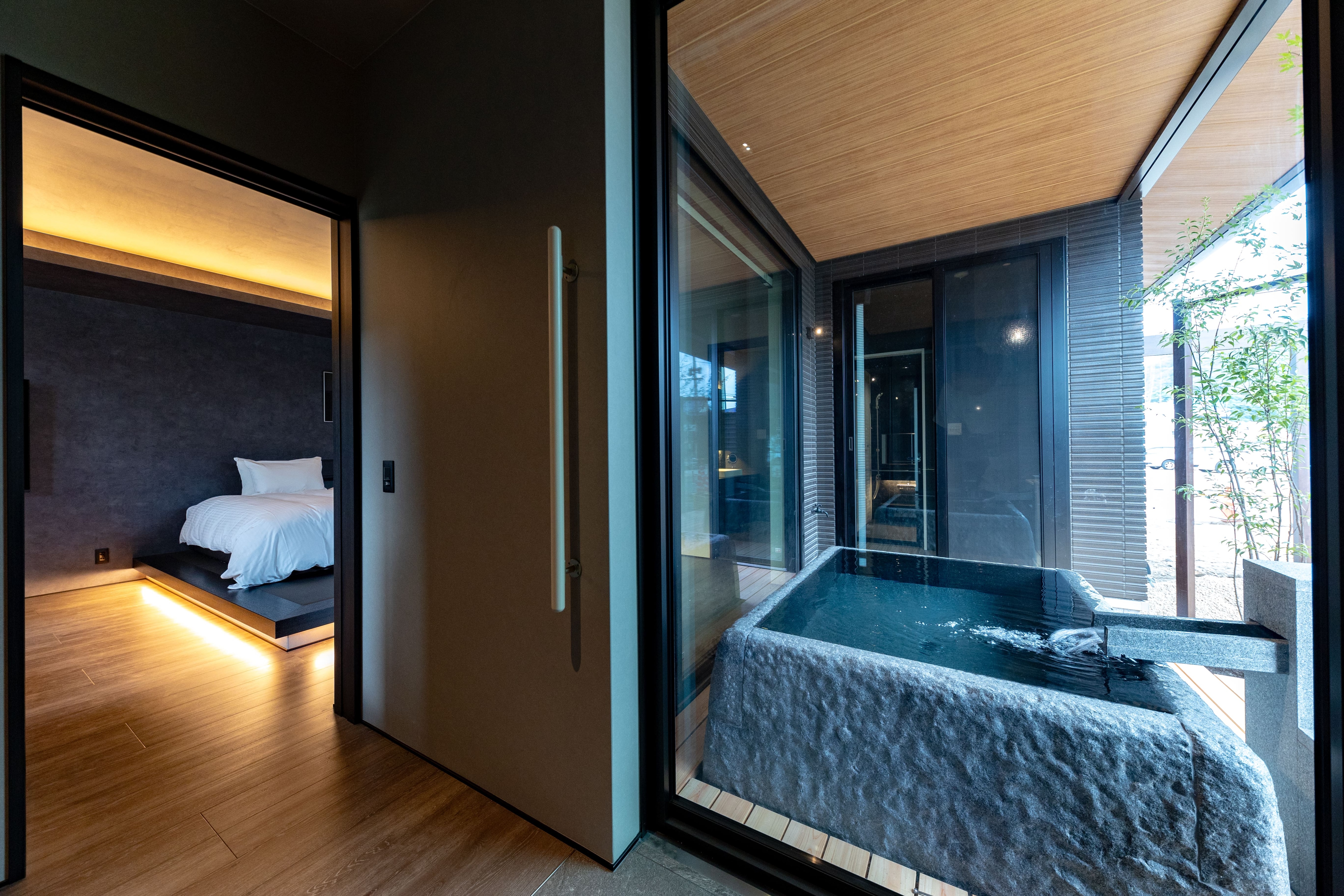 [Seigo] As soon as you open the entrance, the open-air bath opens up right in front of you.