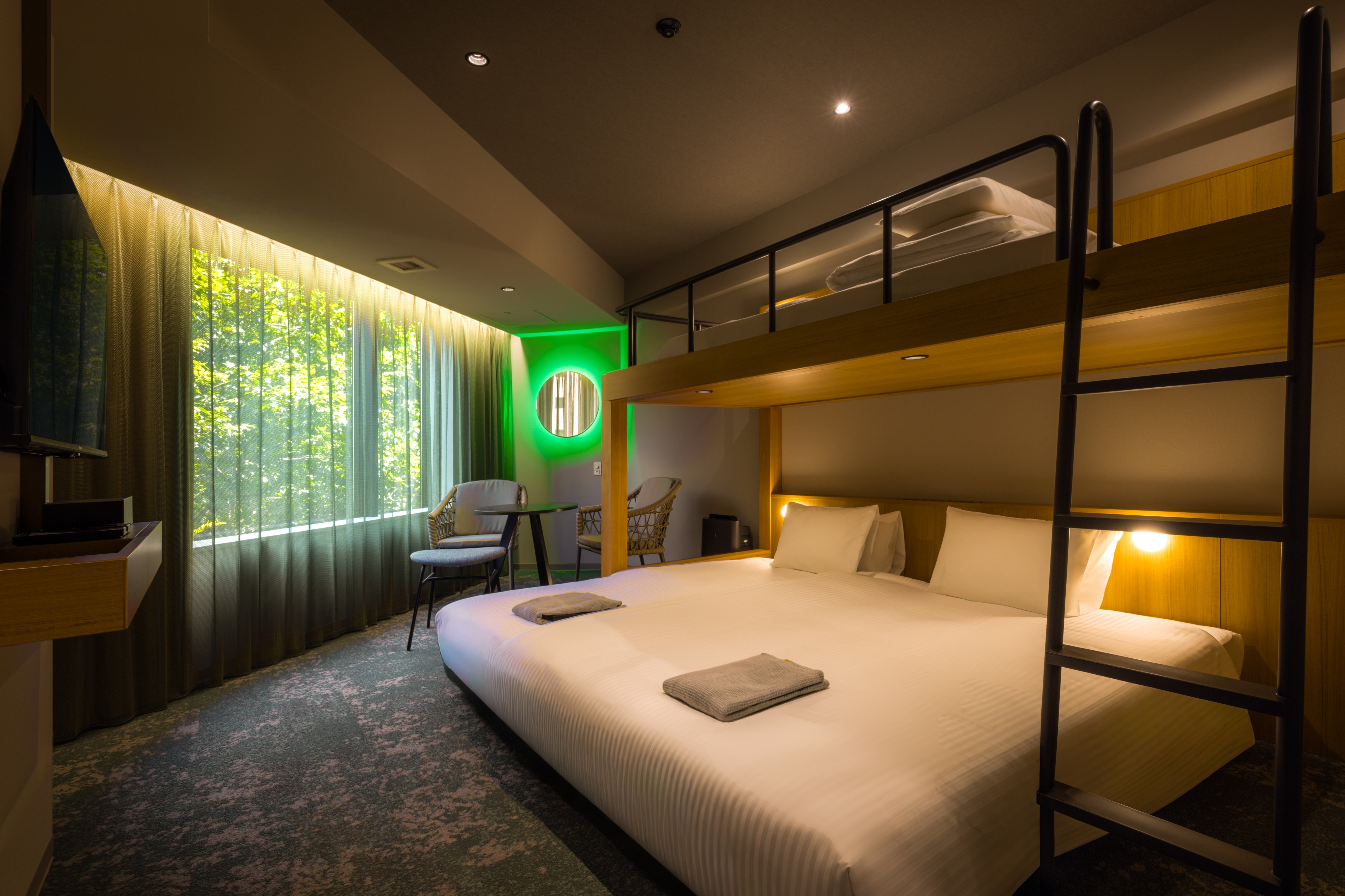 [Superior Triple Bunk] ห้องสามเตียงมีเตียงสองเตียงและเตียงสองชั้นหนึ่งเตียง ให้ผู้เข้าพักสามคนพักได้อย่างสบาย