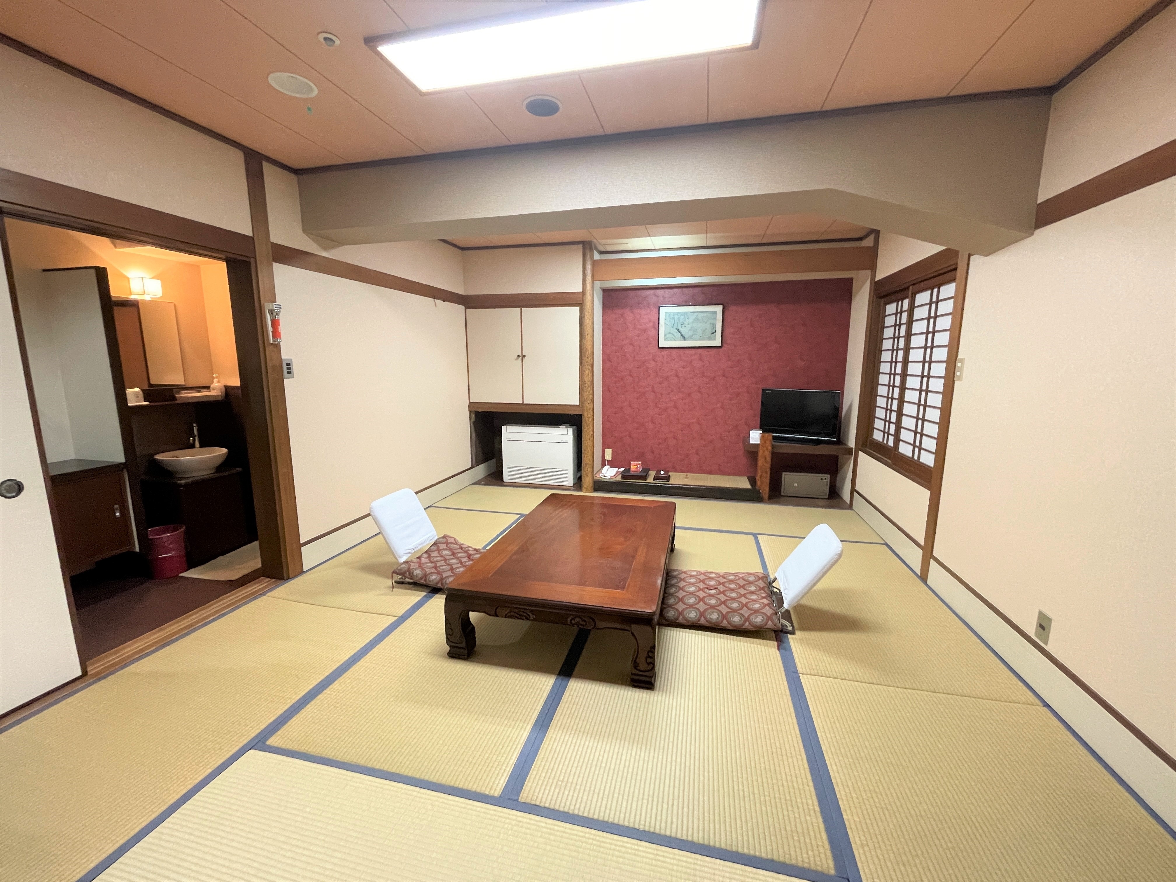 [Reasonable] Stairs, no bath, no view (photo is room 217)