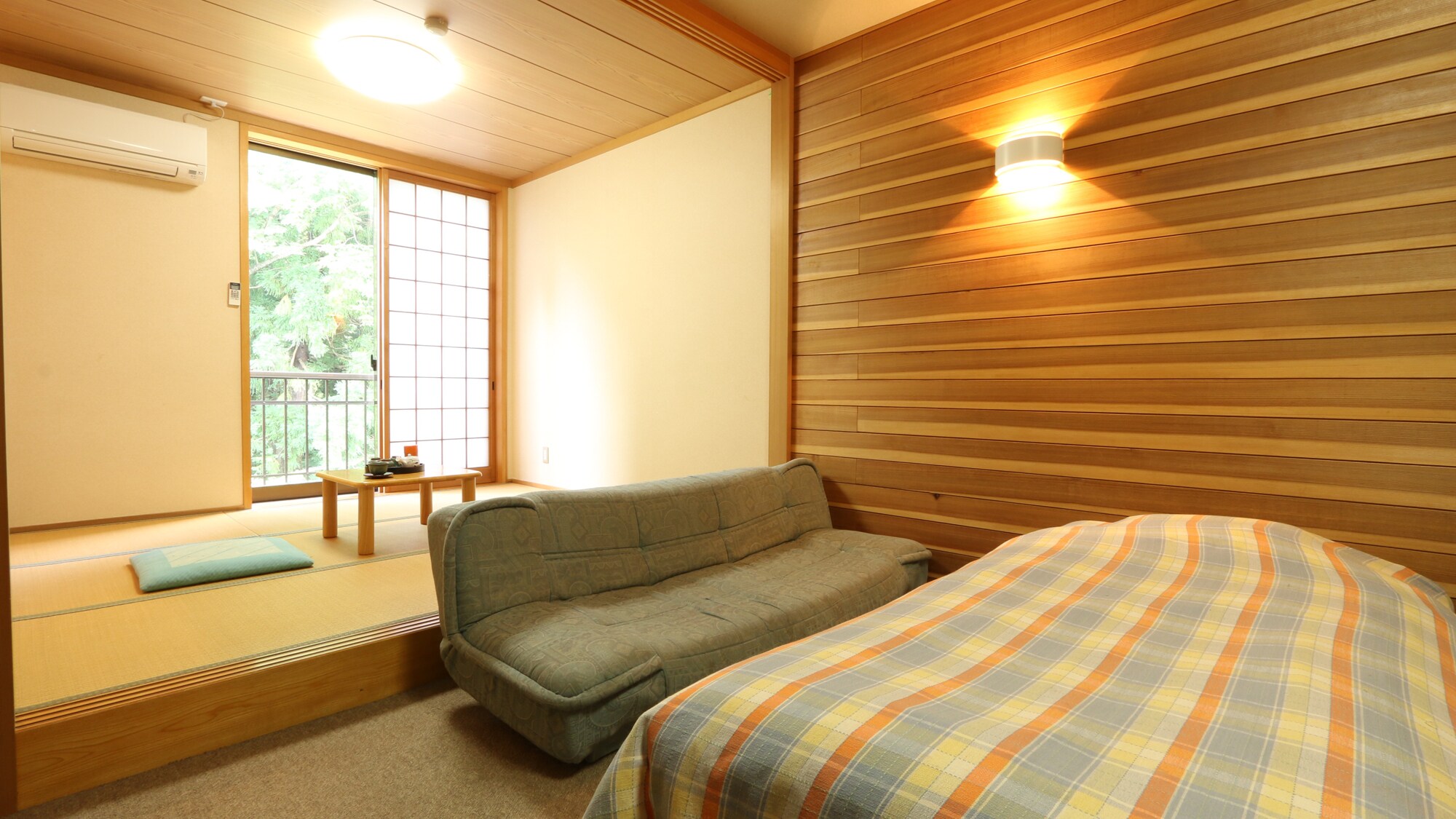 A Japanese-Western style room. Please relax in this homely space.