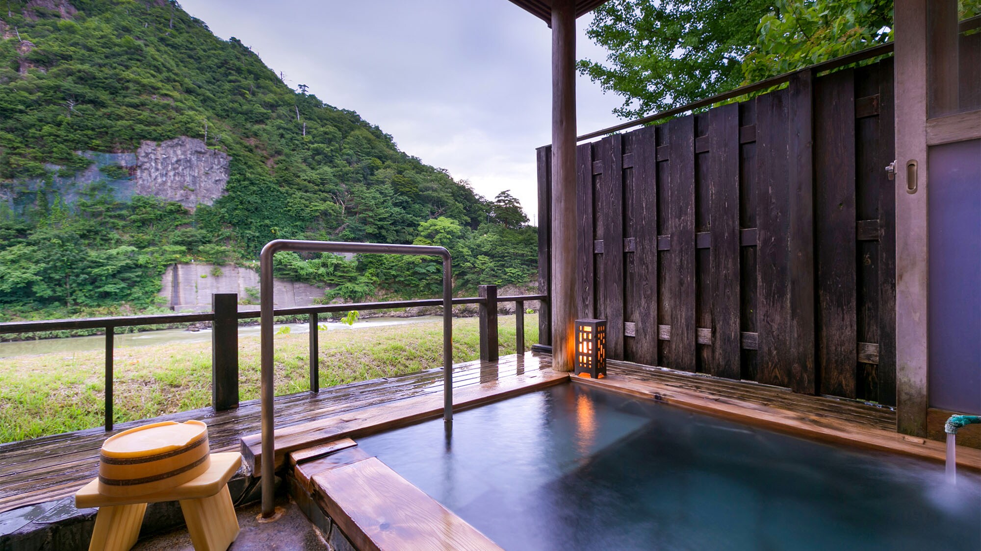 ・藤野莊：一邊欣賞四季美景，一邊享受溫泉。