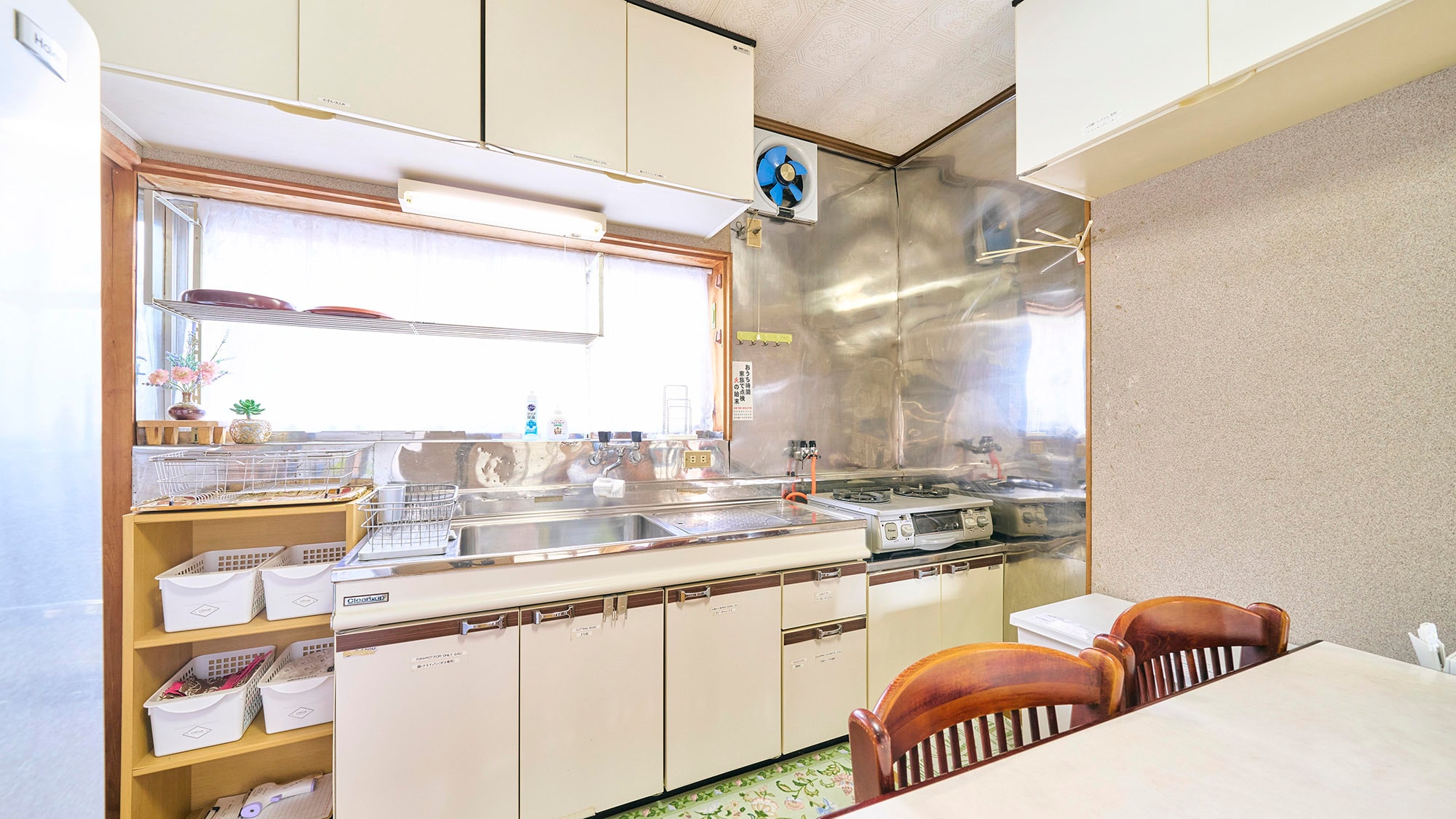 ・[Building B/Kitchen] A spacious kitchen. You can cook just like at home.