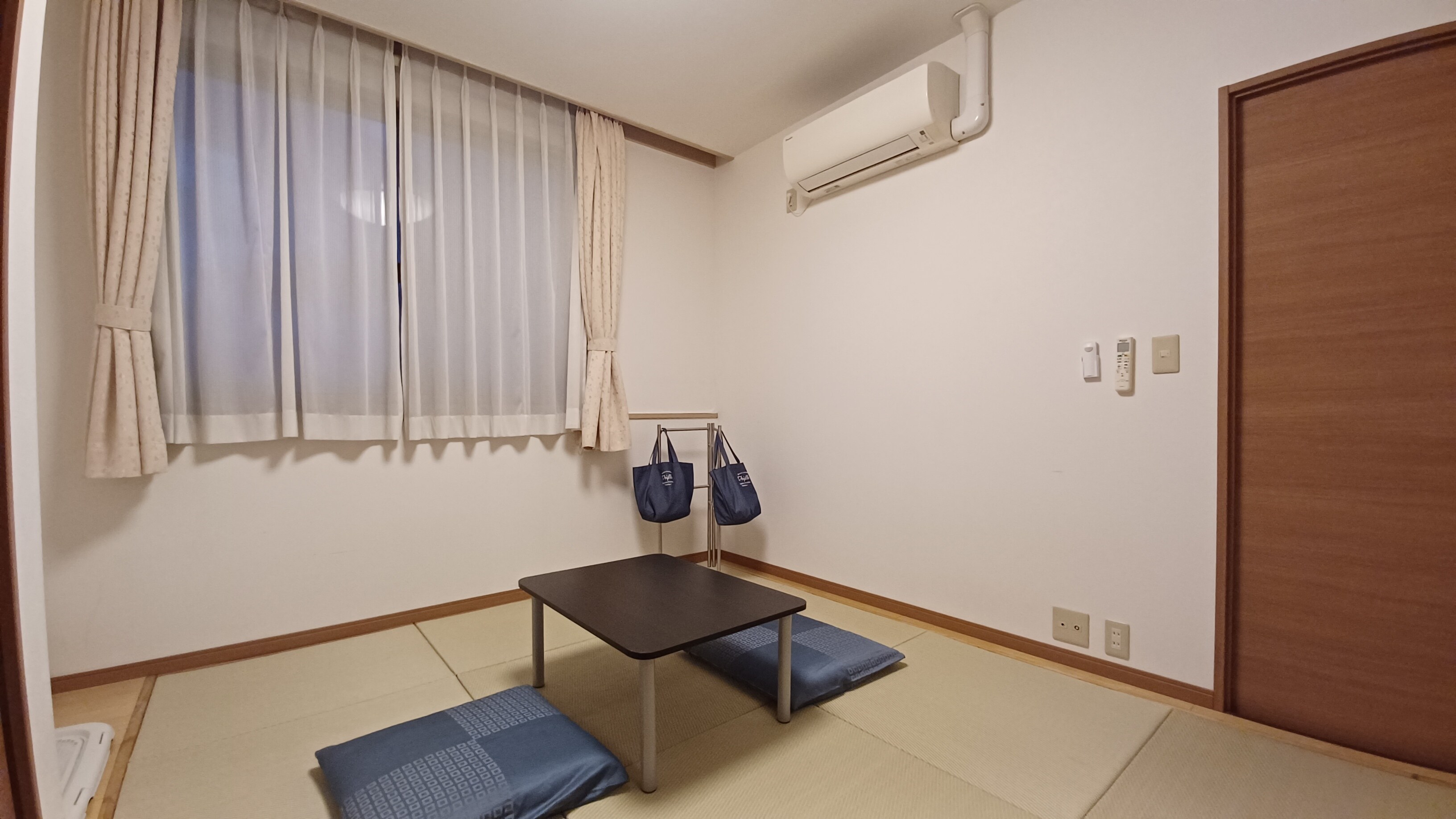 B Half Japanese-Western style room (B-1, 2, 3)