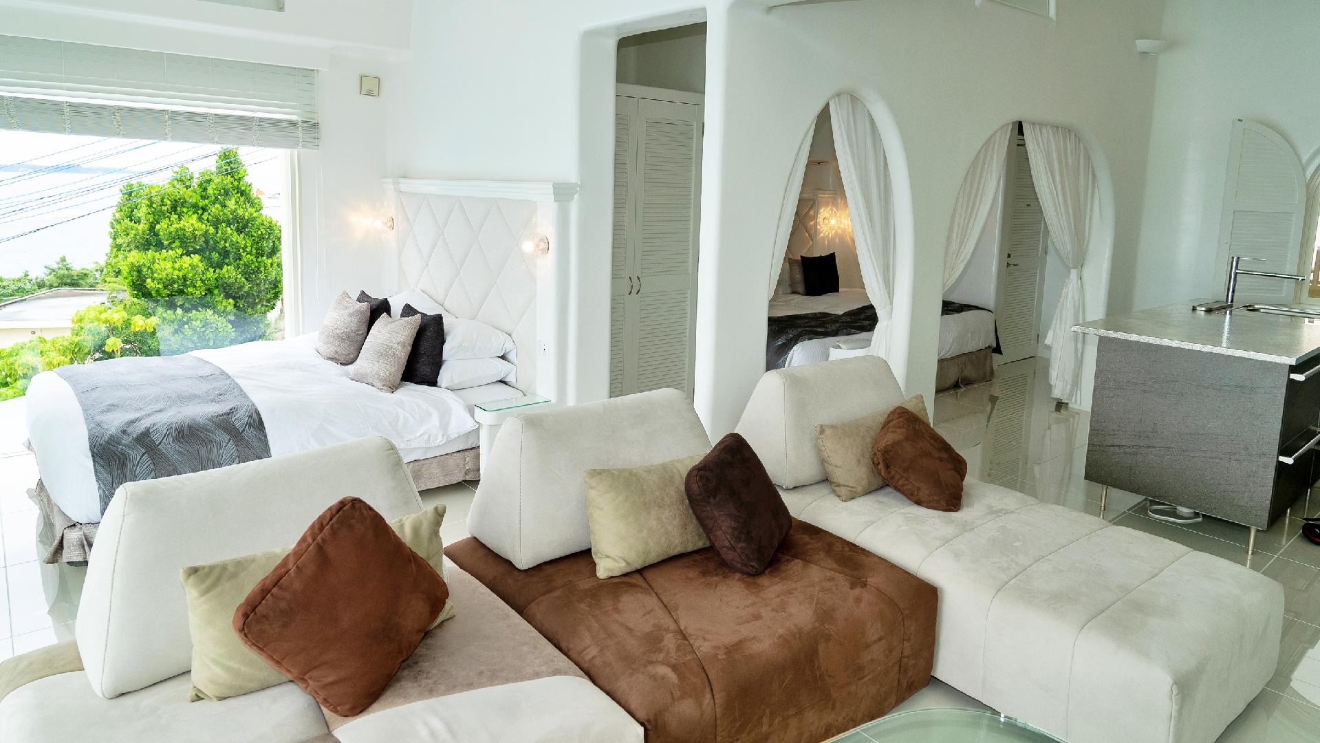 [Premium Suite Building/Milos] The room has one king size bed and two semi-double beds.