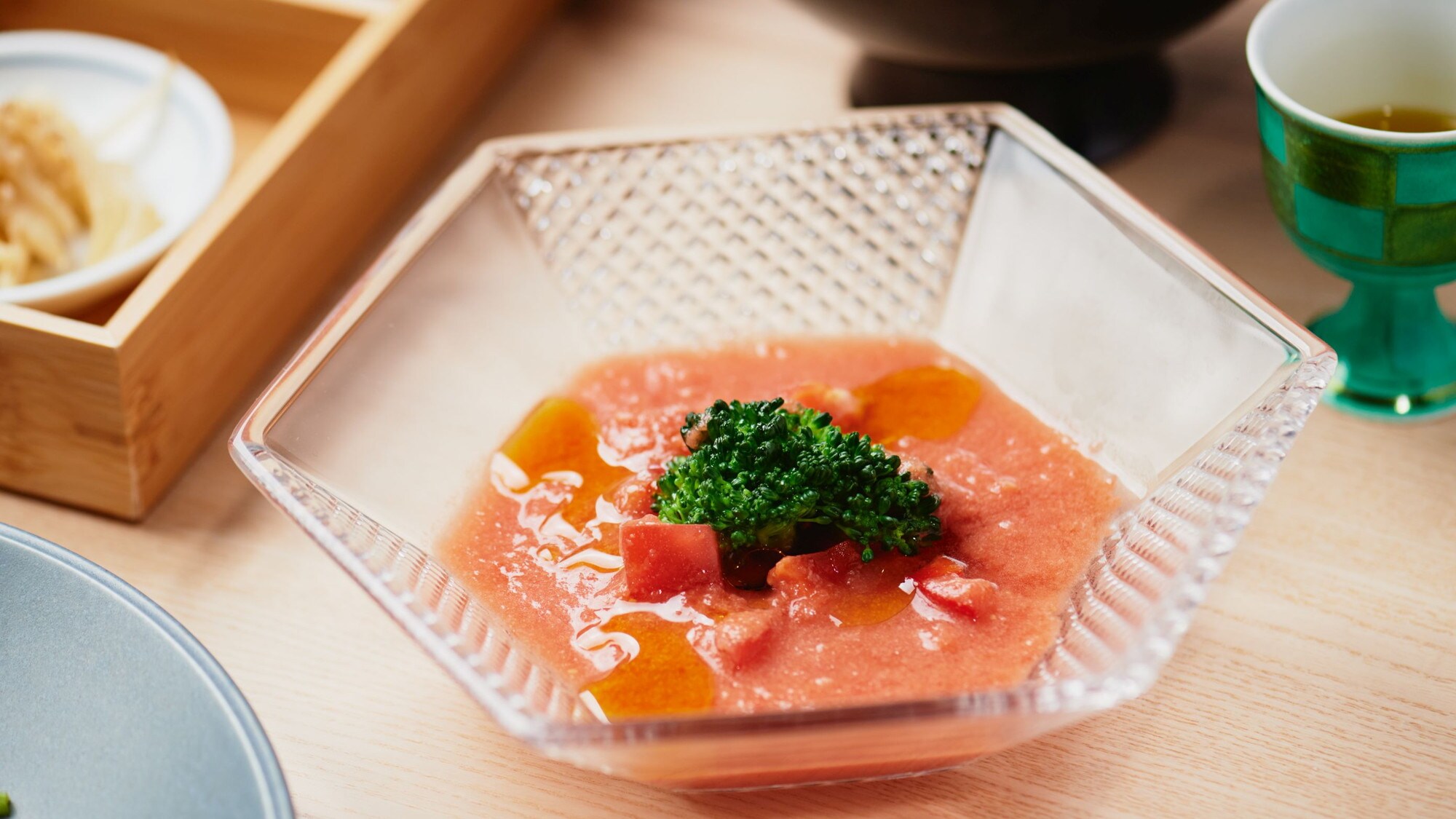 [Sato no Kiwa Kaiseki] Setiap hidangan disiapkan dengan hati-hati. Fokusnya adalah pada bahan-bahan musiman dan lokal.