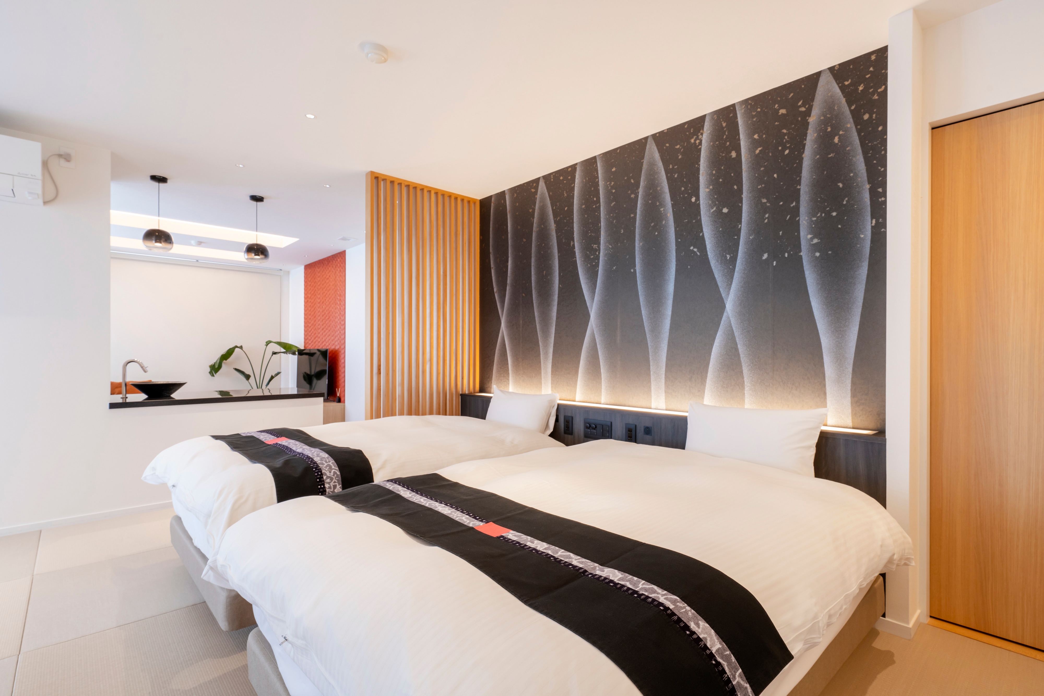 [Shinano Residence Ginka] Spacious living room + world-famous hot spring "Mayu" bath