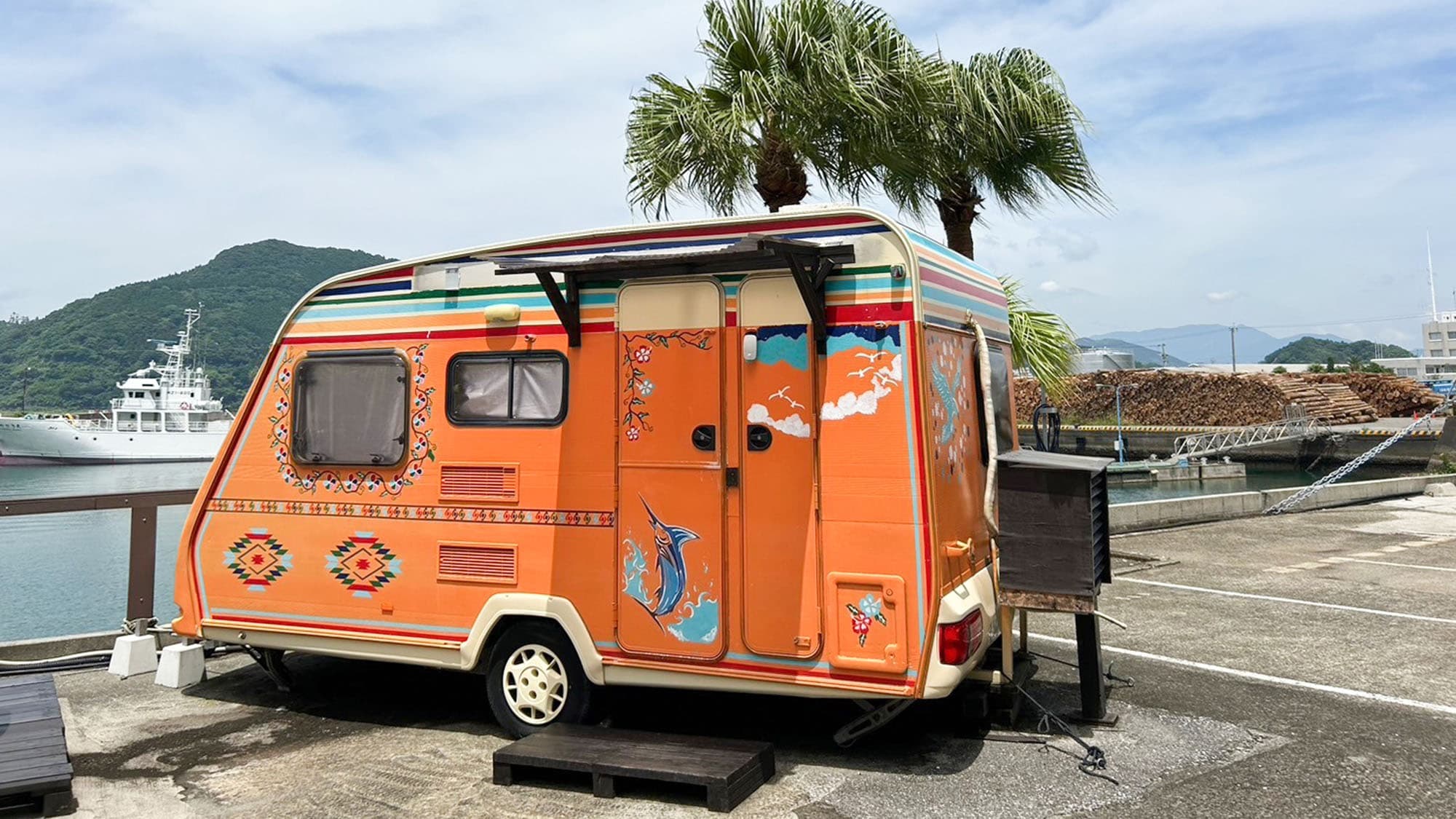 ・【羅托魯阿露營車】外觀以像徵毛利文化的鳥類、亞熱帶花卉、歌舞等為主題。