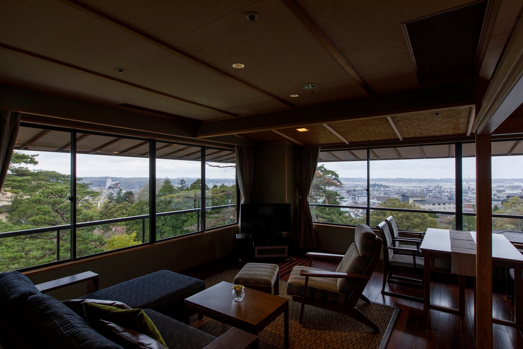 [Top floor: Kazahana] Luxury twin room with panoramic bath (example) Relax on the sofa