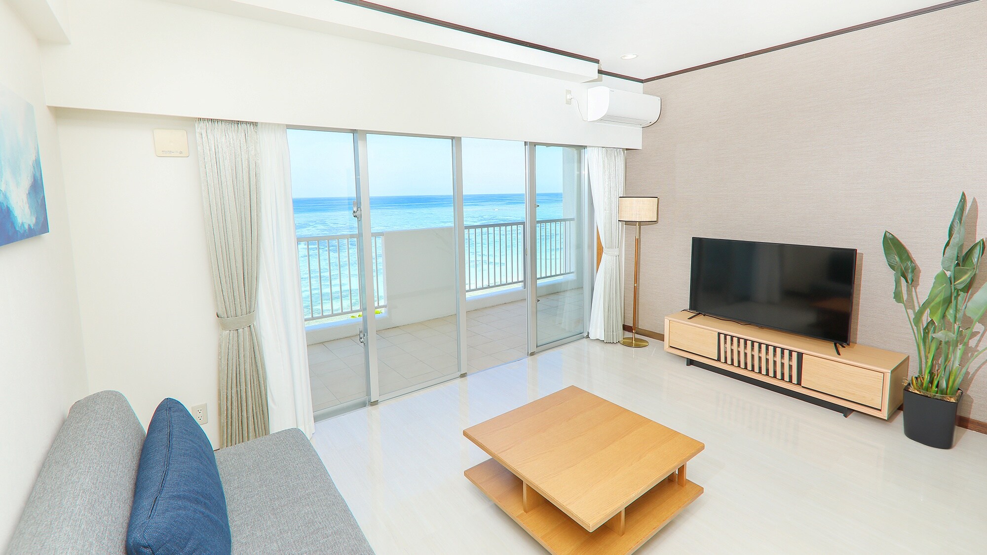 *[Casual 2LDK] Enjoy a luxurious time relaxing while looking out at the sea.