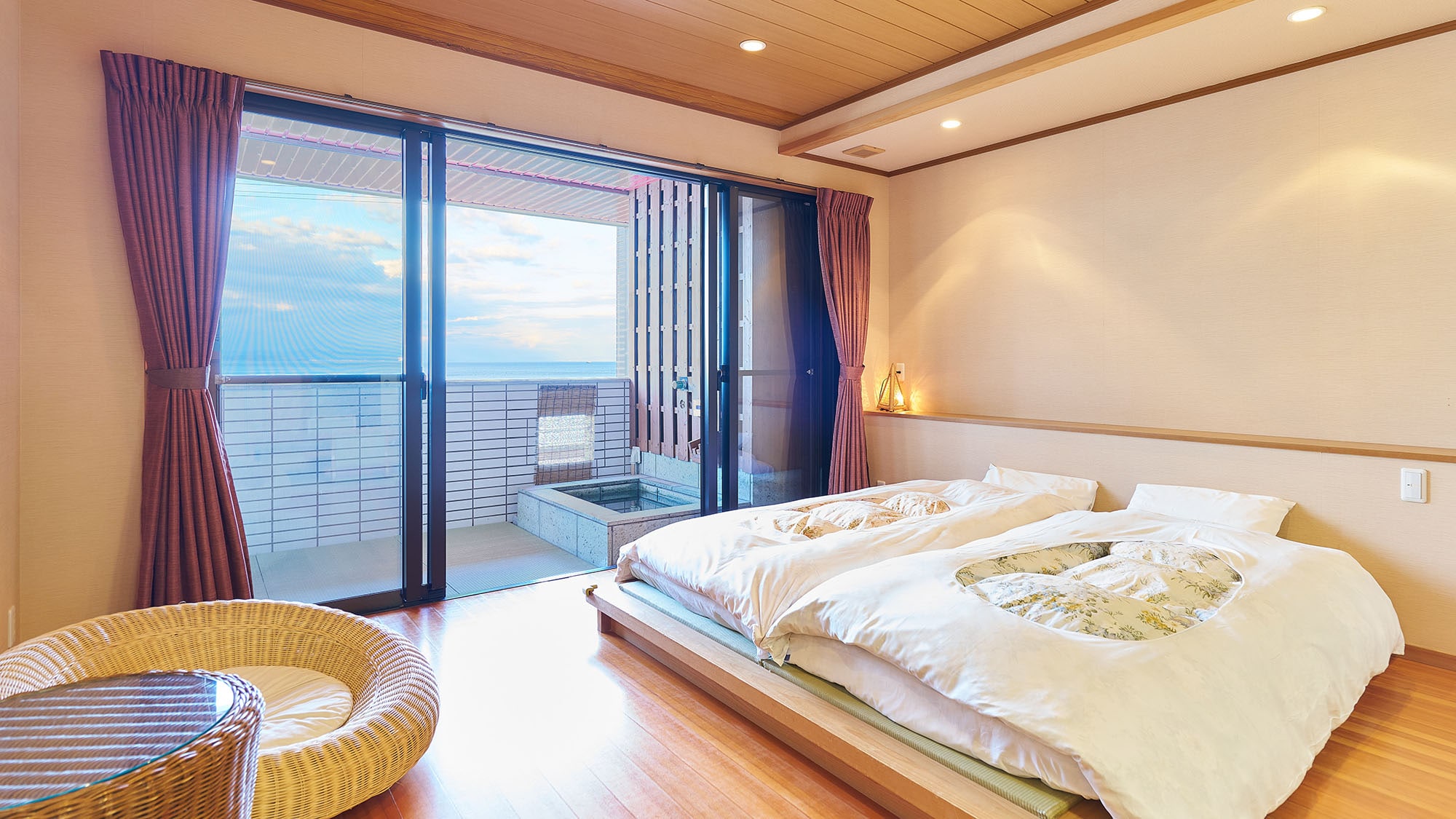 ・[Guest Room/Shirasuna] We have installed custom-made wooden tatami beds made by a carpenter. Please enjoy a comfortable sleep.
