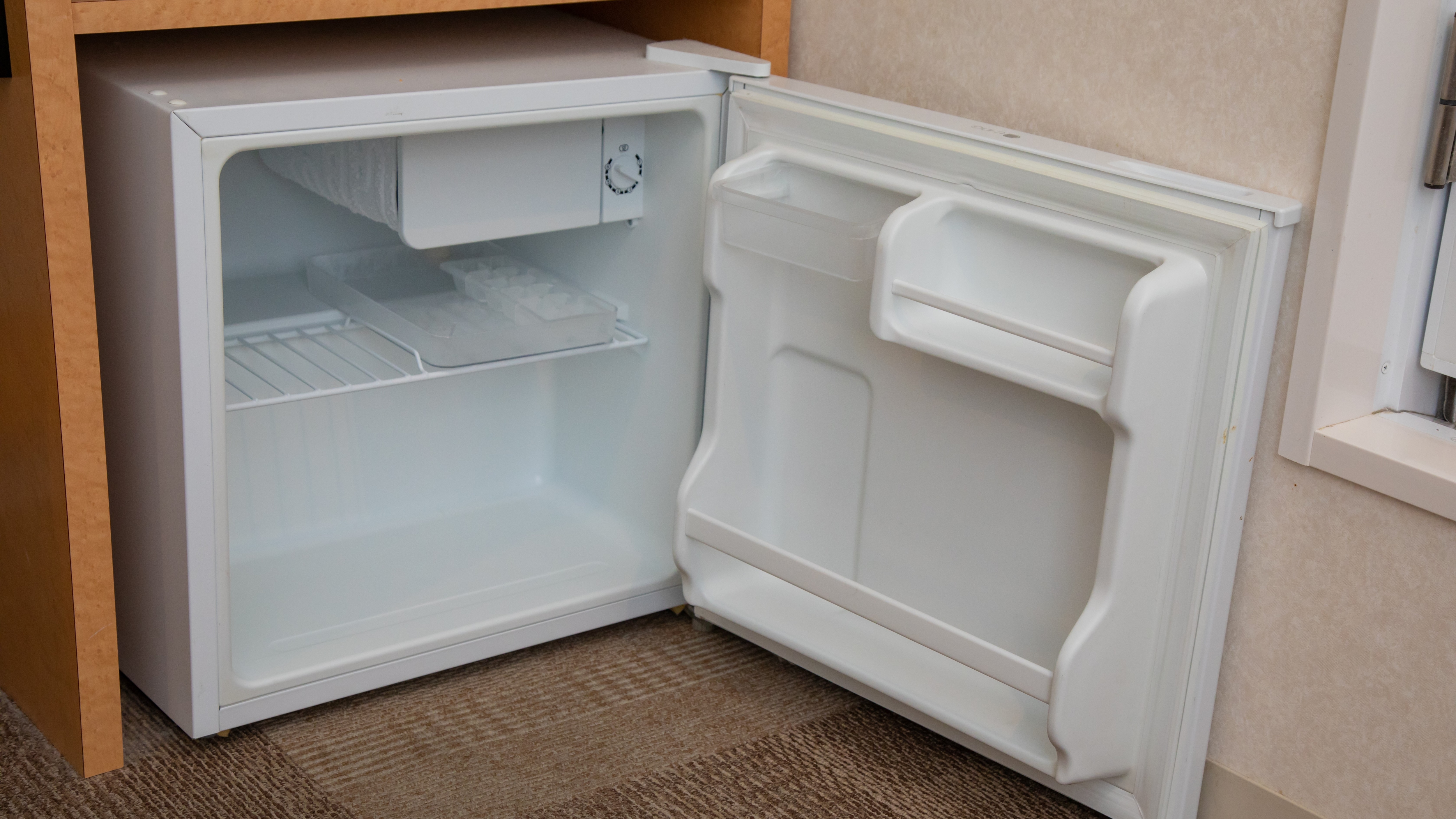 *Guest rooms: When using the refrigerator, please turn it on by turning the knob inside.