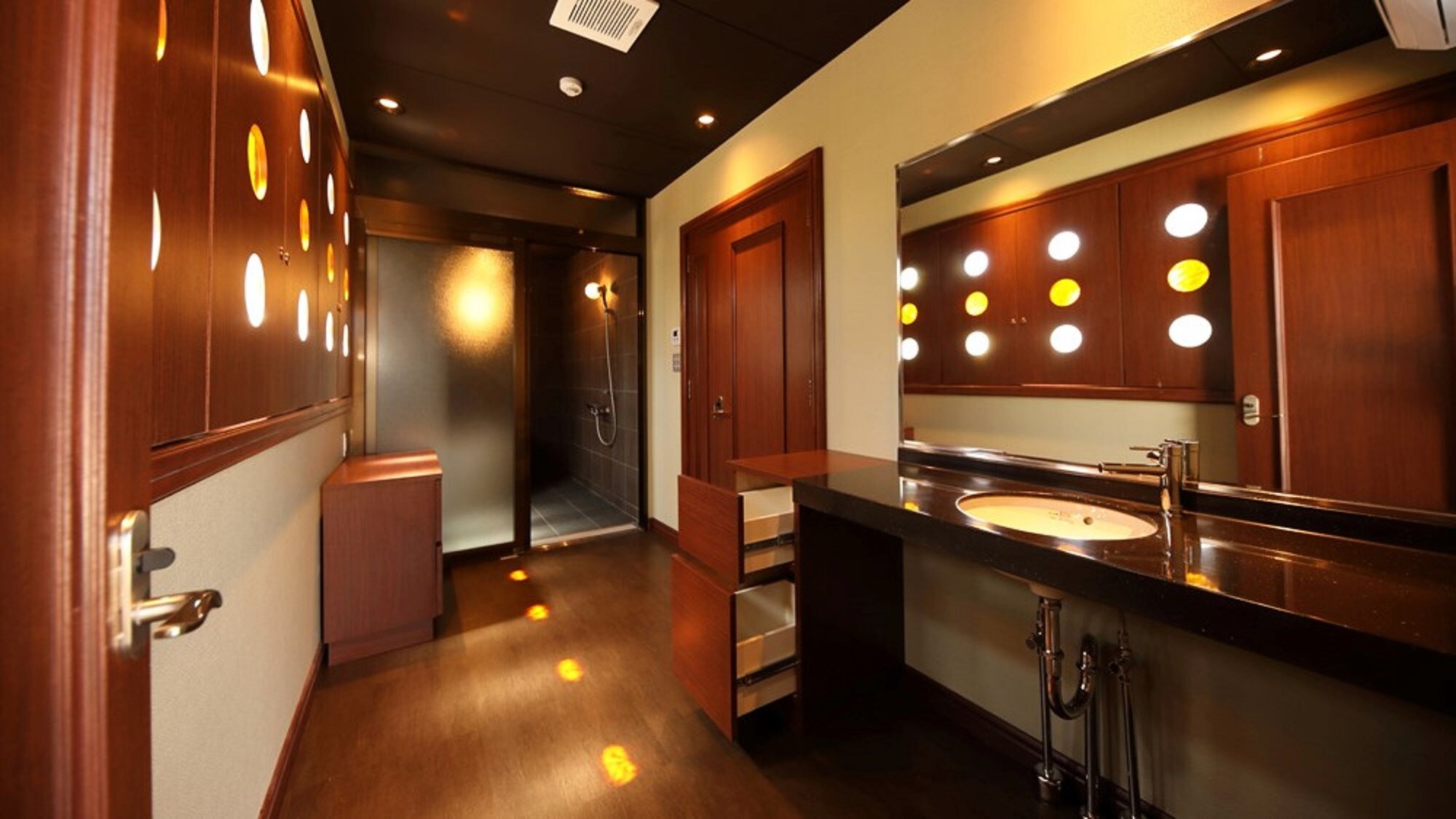 [Royal Suite (2F)] Kamar mandi yang tenang penuh kehangatan kayu.