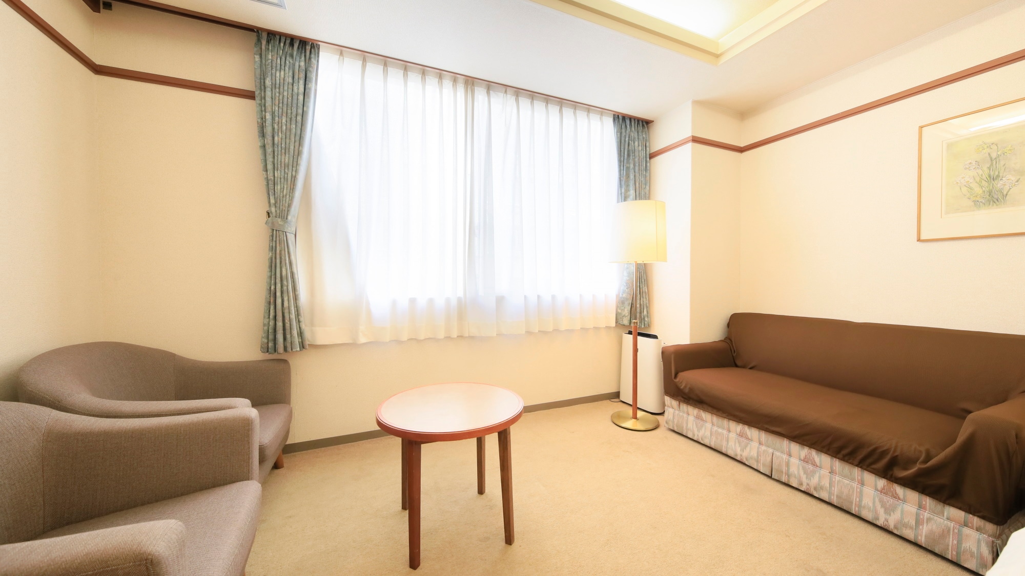 [Deluxe Twin] A deluxe room with 2 beds and a sofa in a 33 square meter room.