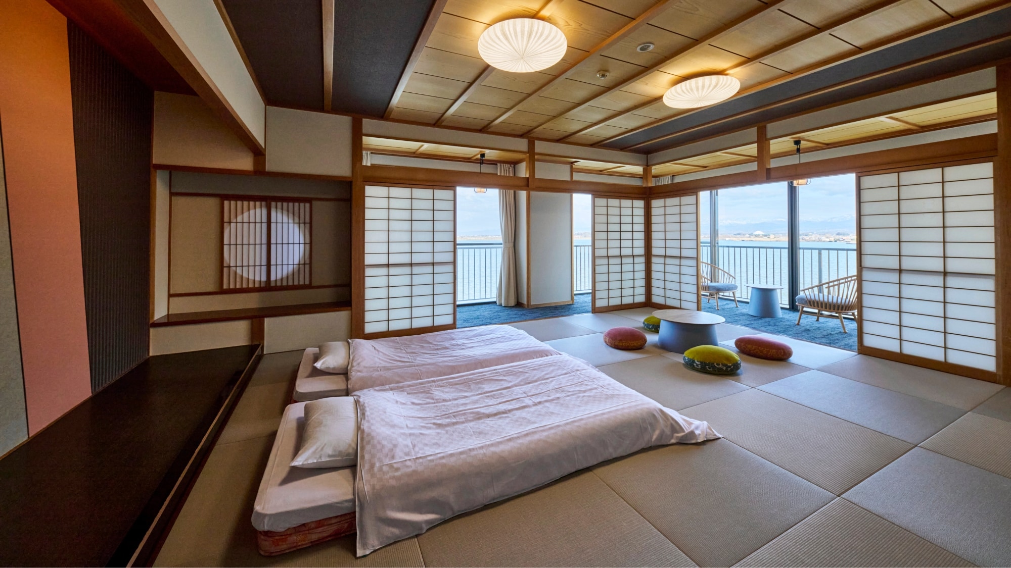 <KOHAKU> You can watch the fireworks that are usually displayed in August from lying down in your room.