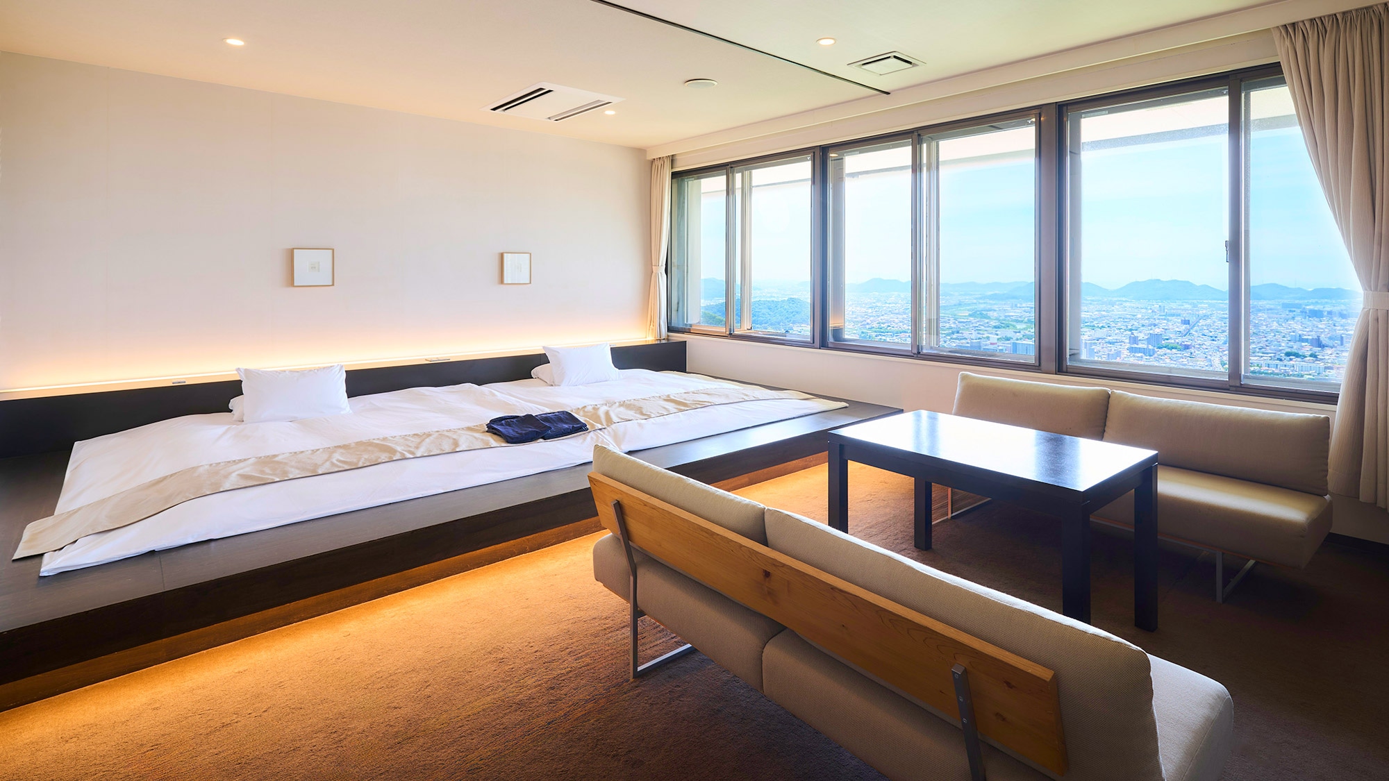 ・[Suite] The windows overlook the cityscape of Himeji, and at night, a glittering, spectacular view unfolds.