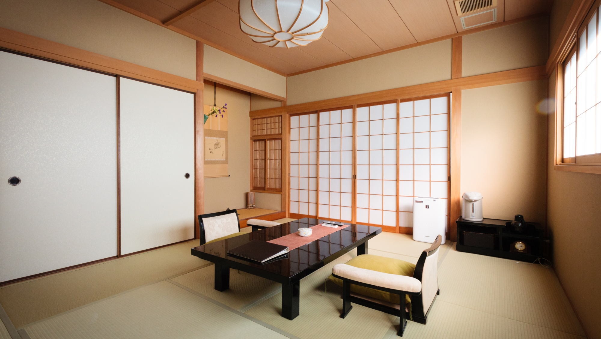 ◆ Kyoto-style pure Japanese-style room (8 tatami mats + next room) ◆ With bath and toilet ◆ No smoking