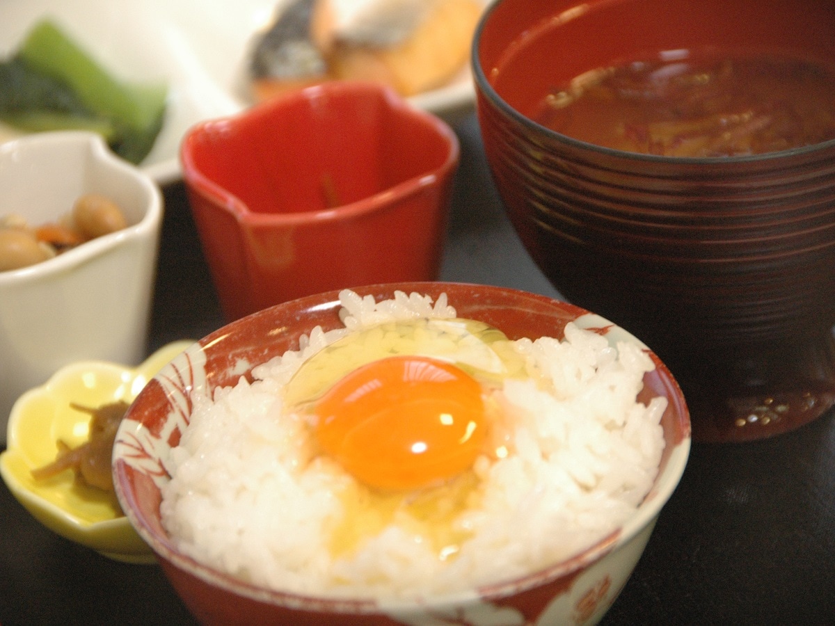 Prasmanan sarapan di mana Anda dapat menikmati telur ayam Hinai terbaik di atas nasi