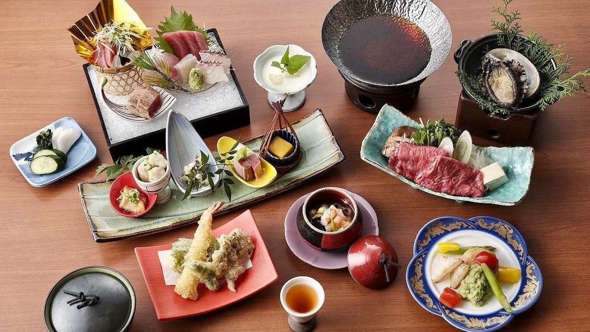 [Seasonal Delicacies Kaiseki (Example)] This dish uses ingredients from the southern Kii region, such as "fresh tuna" and "Kumano beef" from Katsuura, Kishu.