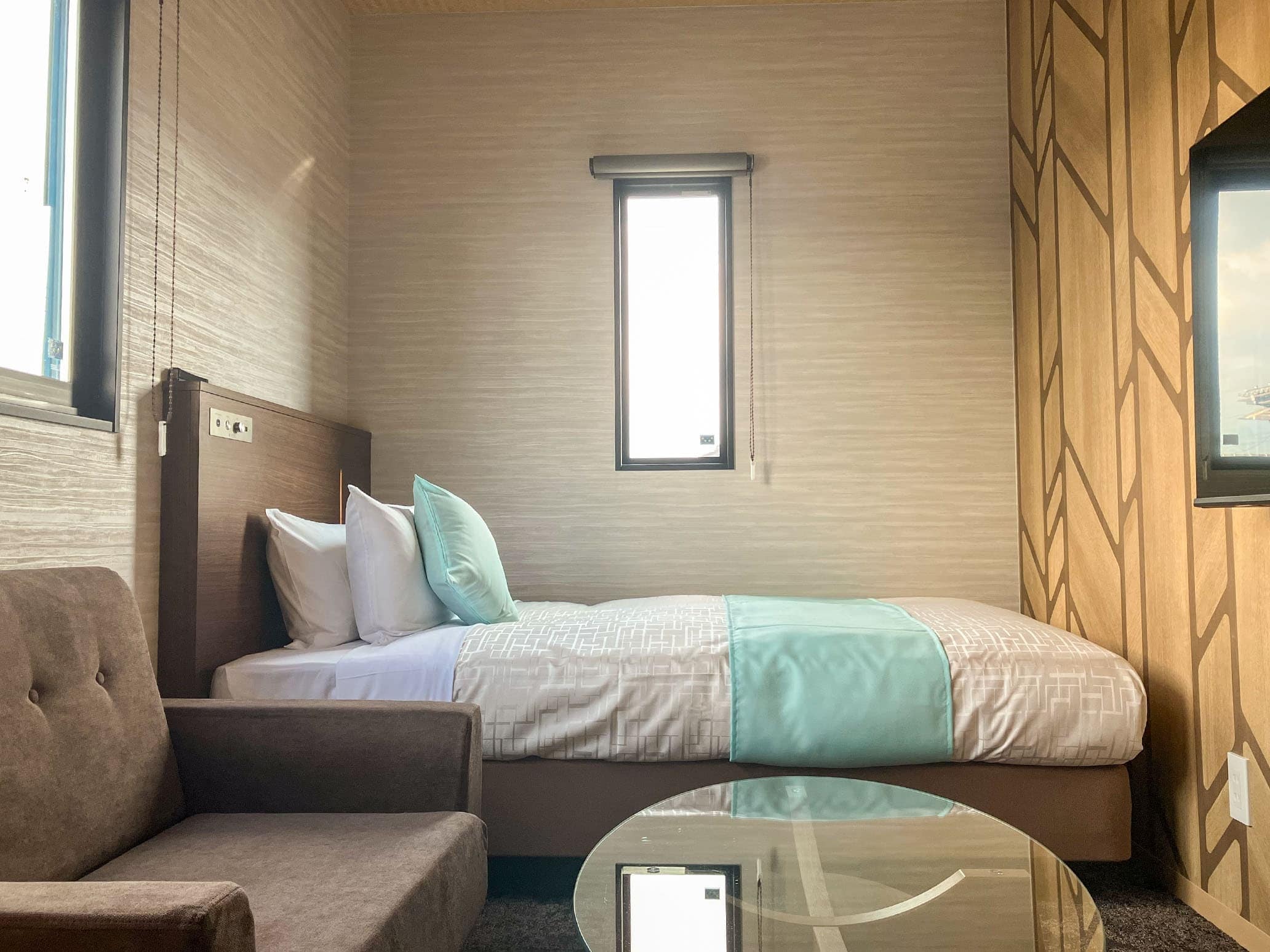 [Container Room] The bed mattresses are made by "Slumberland", a company supplied to the British Royal Family, to provide a comfortable sleep.