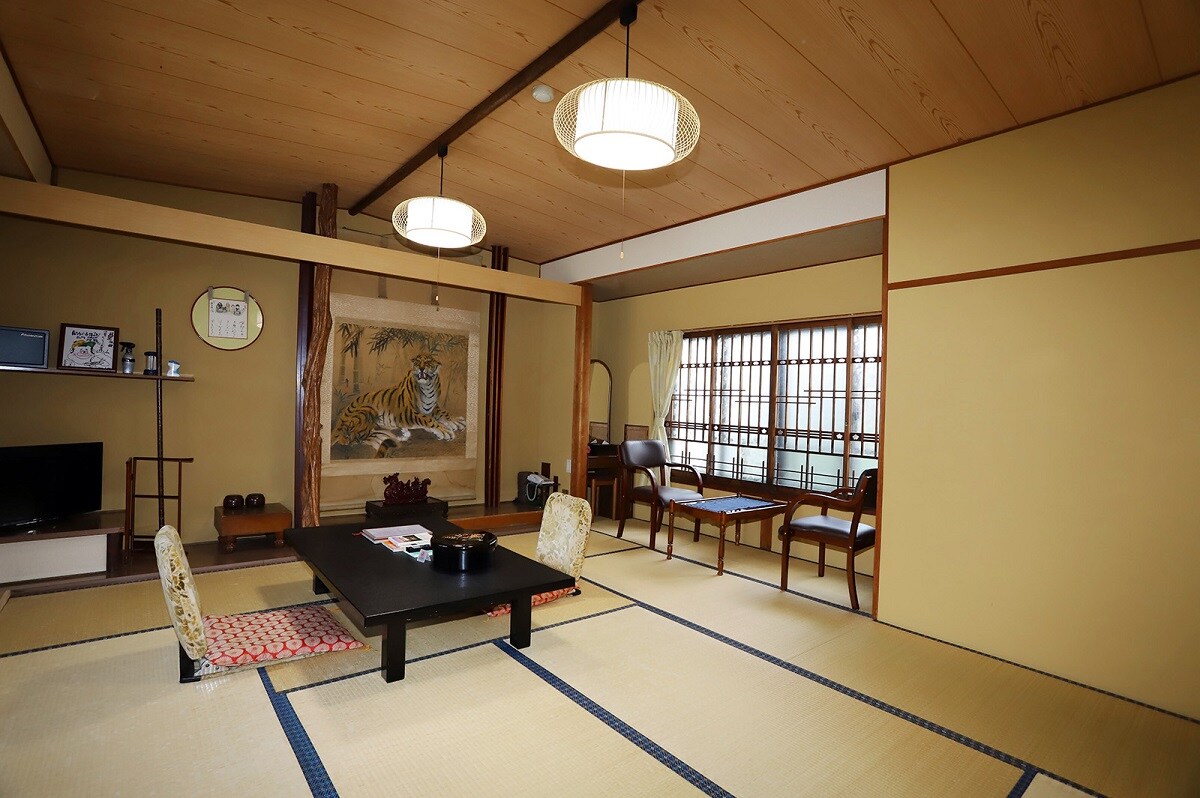 Kamar bergaya Jepang dengan 11 toilet tikar tatami
