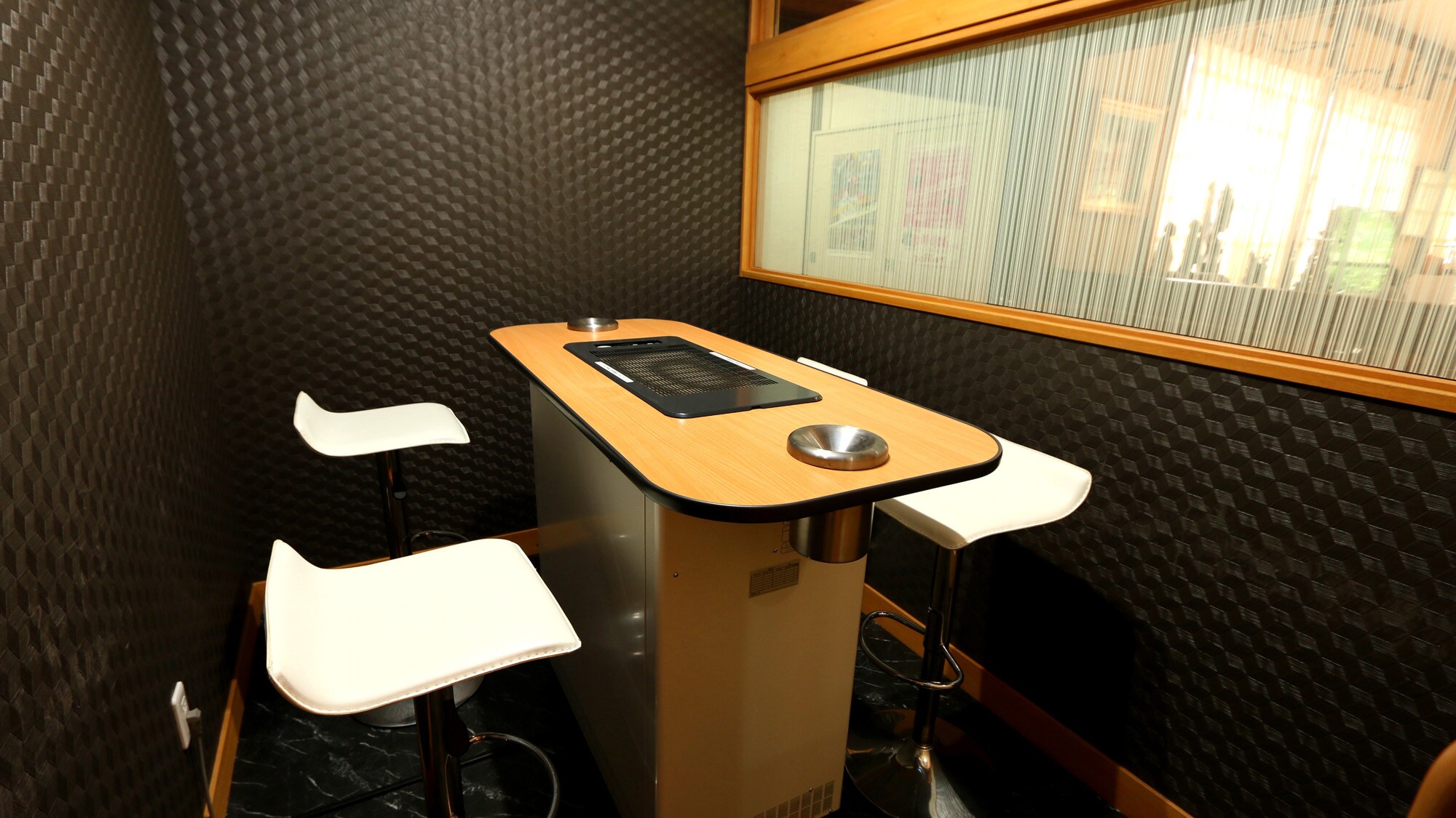 We have a smoking area in the building ♪