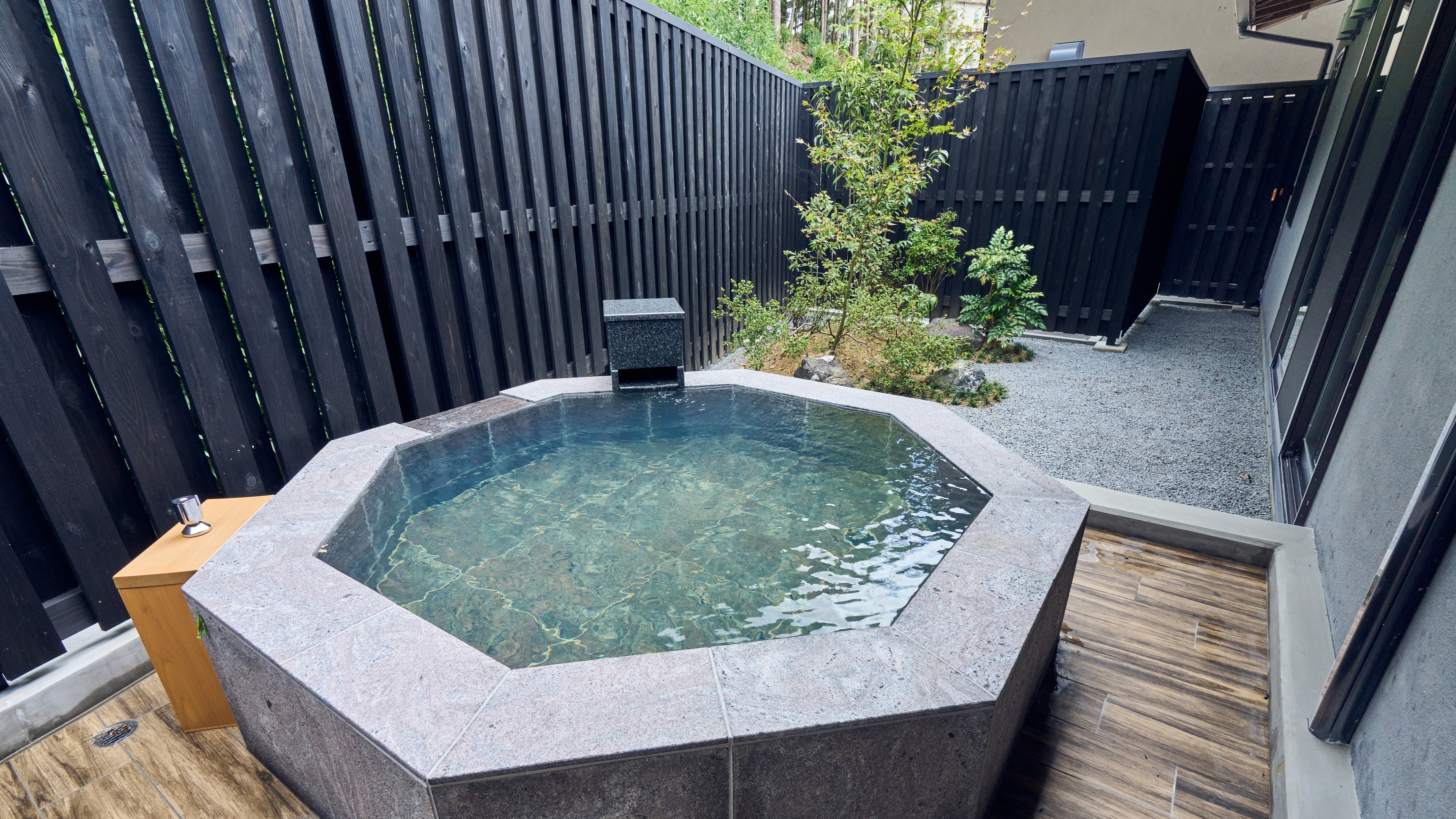 Japanese-Western style room with open-air stone bath [Yamaaoki] Open-air bath