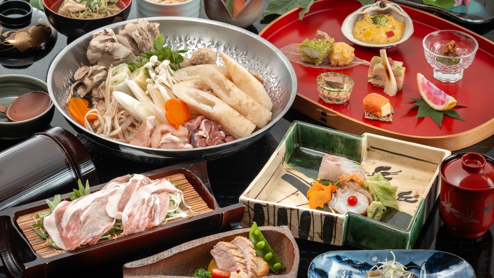 ■晚餐示例｜以秋田的当地特色菜“切米棒锅”搭配比内地鸡的当季当地怀石料理。*夏季图片