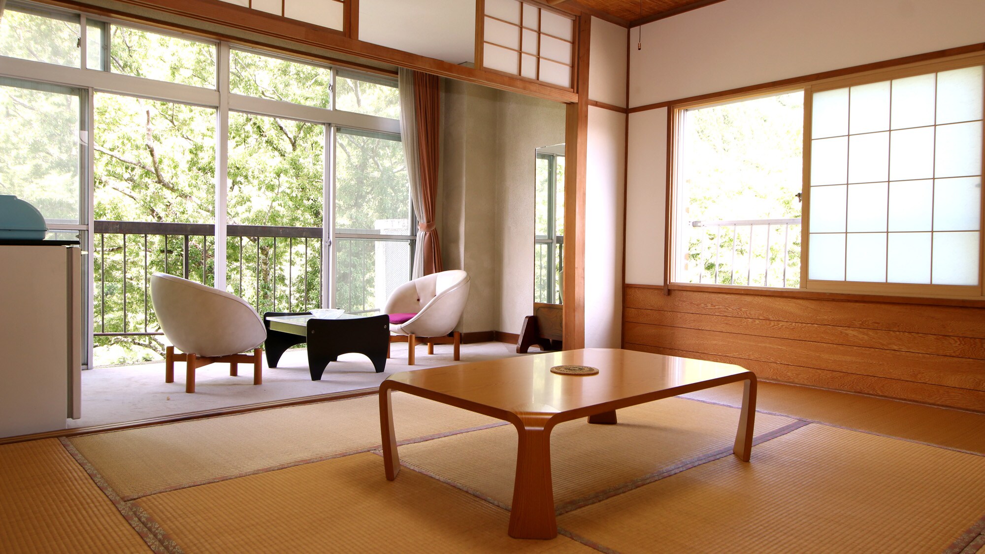 Guest room ◆ Large window where you can enjoy the nature of the valley from the room