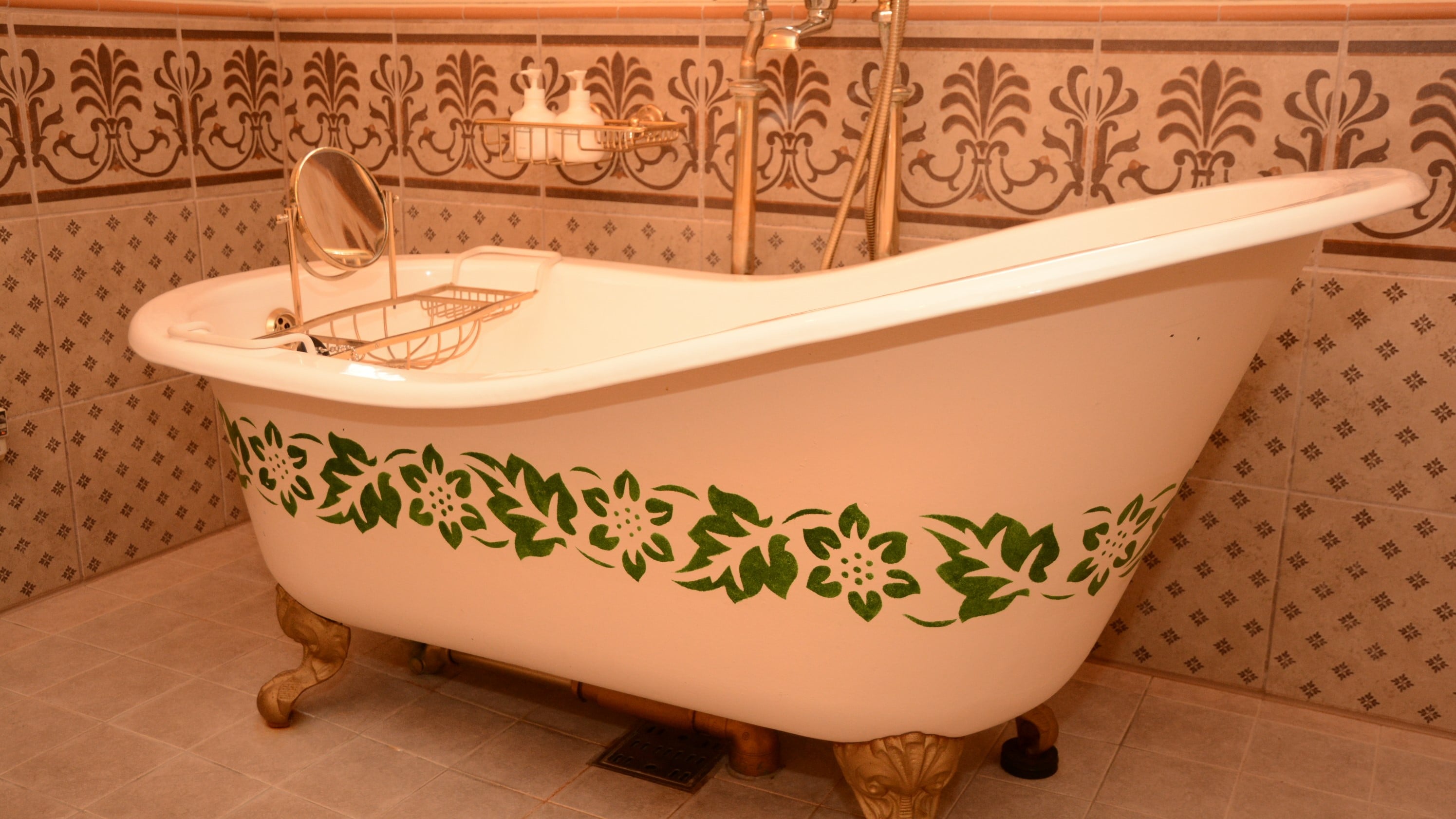 Clawfoot bathtub