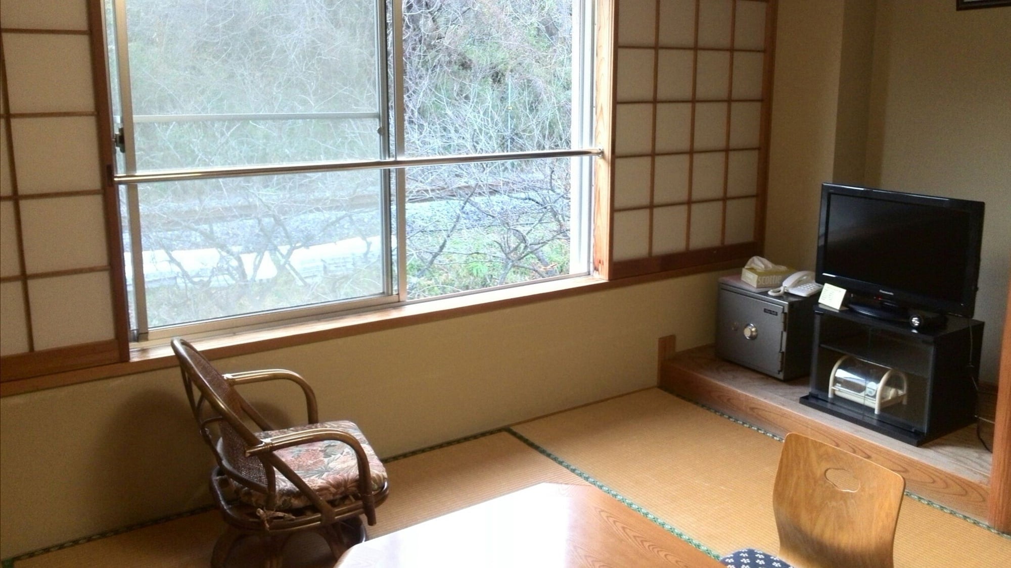 *8 tatami Japanese-style room (with toilet)/You can see the JR Rikuuto Line from the guest room window.